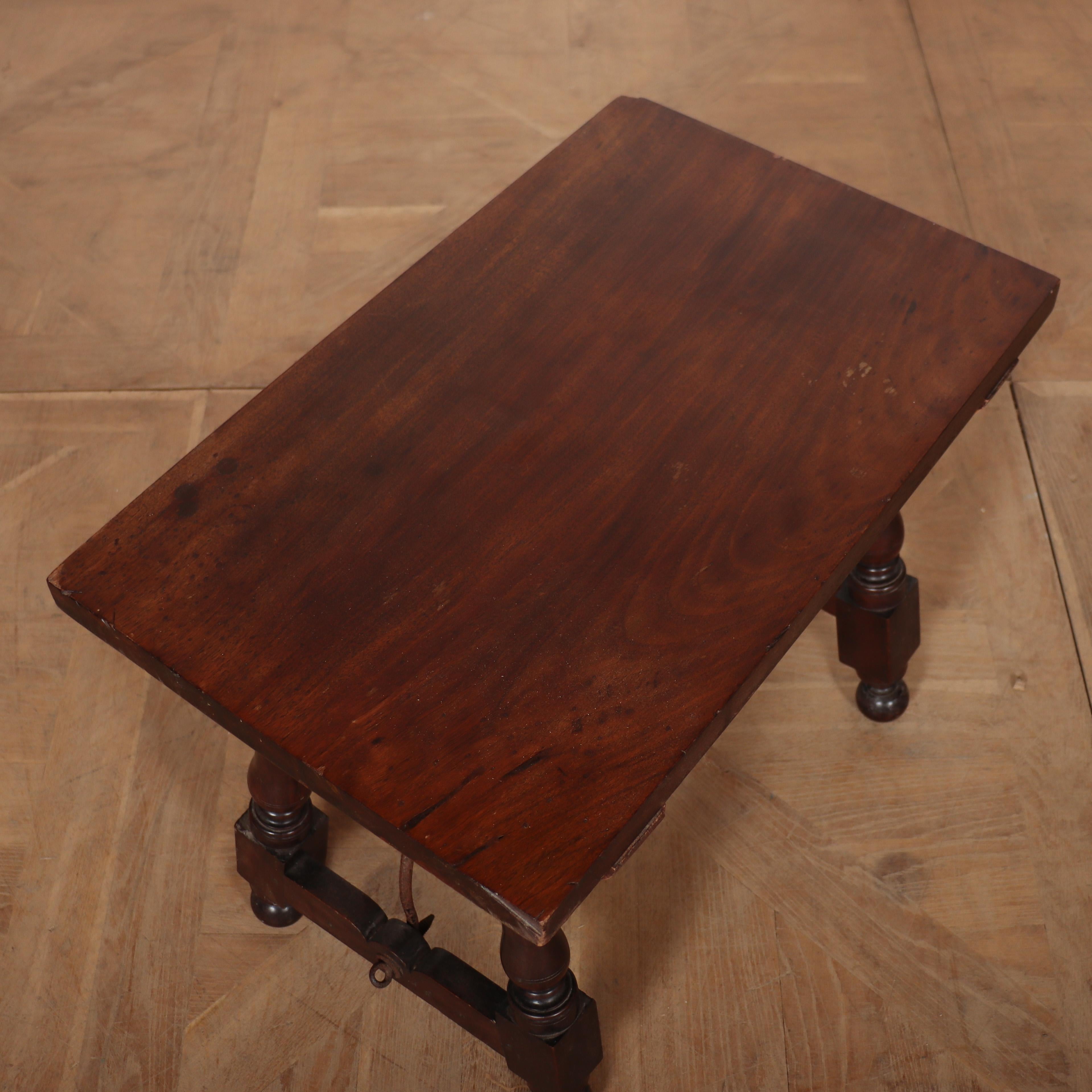 Table d'appoint en noyer espagnol Bon état - En vente à Leamington Spa, Warwickshire