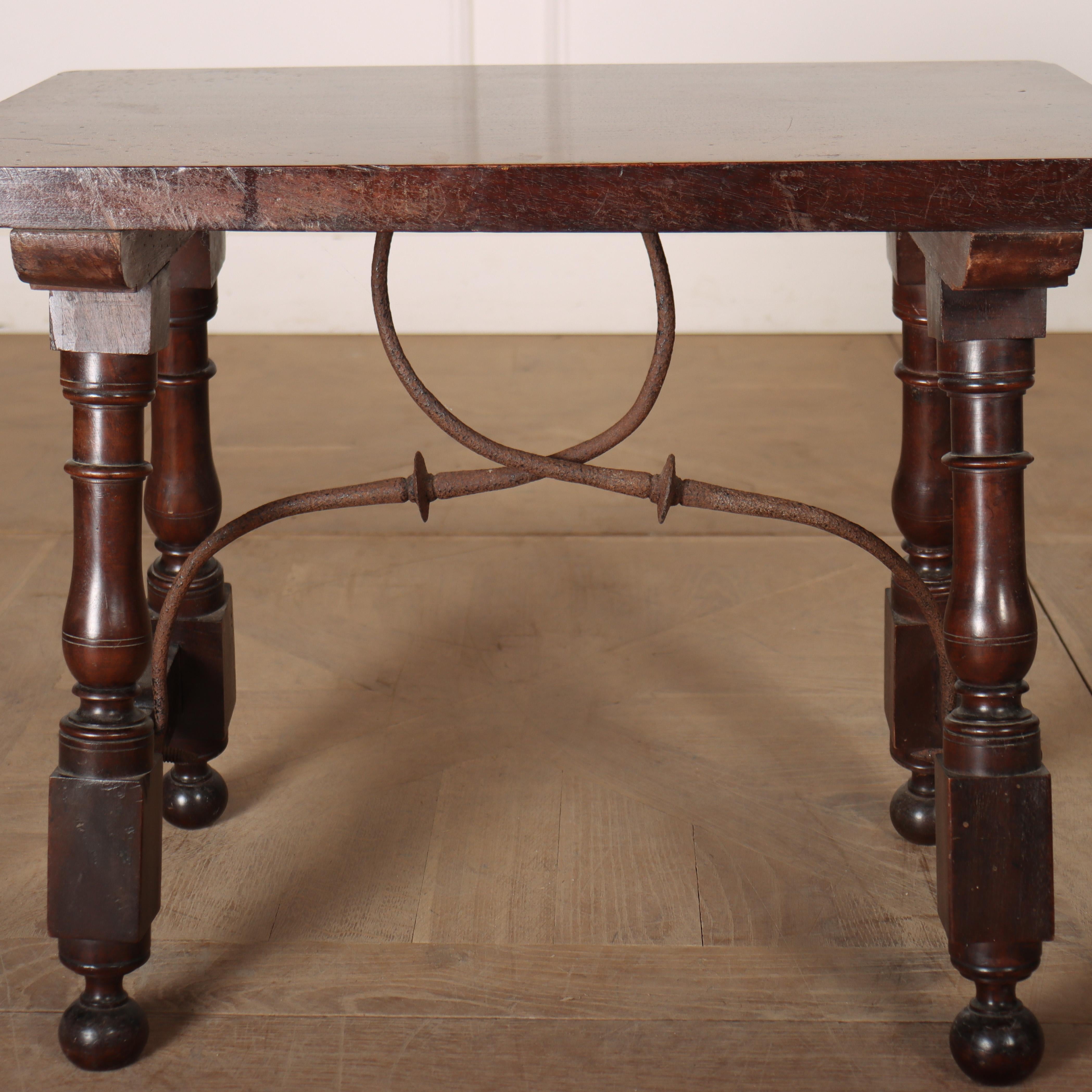 20ième siècle Table d'appoint en noyer espagnol en vente