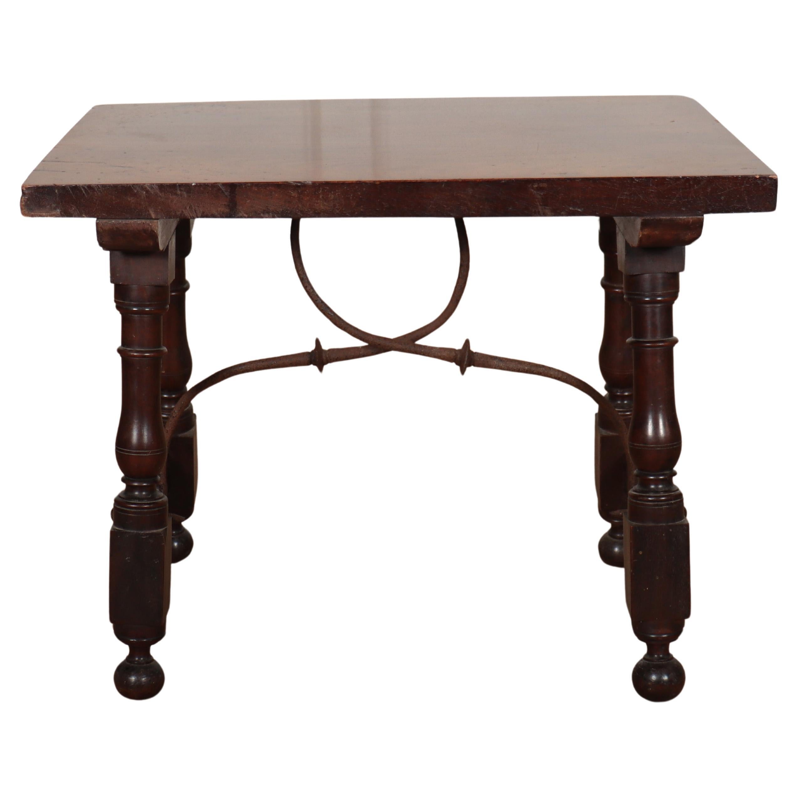 Table d'appoint en noyer espagnol en vente