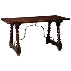 Table en noyer espagnol avec pieds à tréteaux et brancard en fer forgé