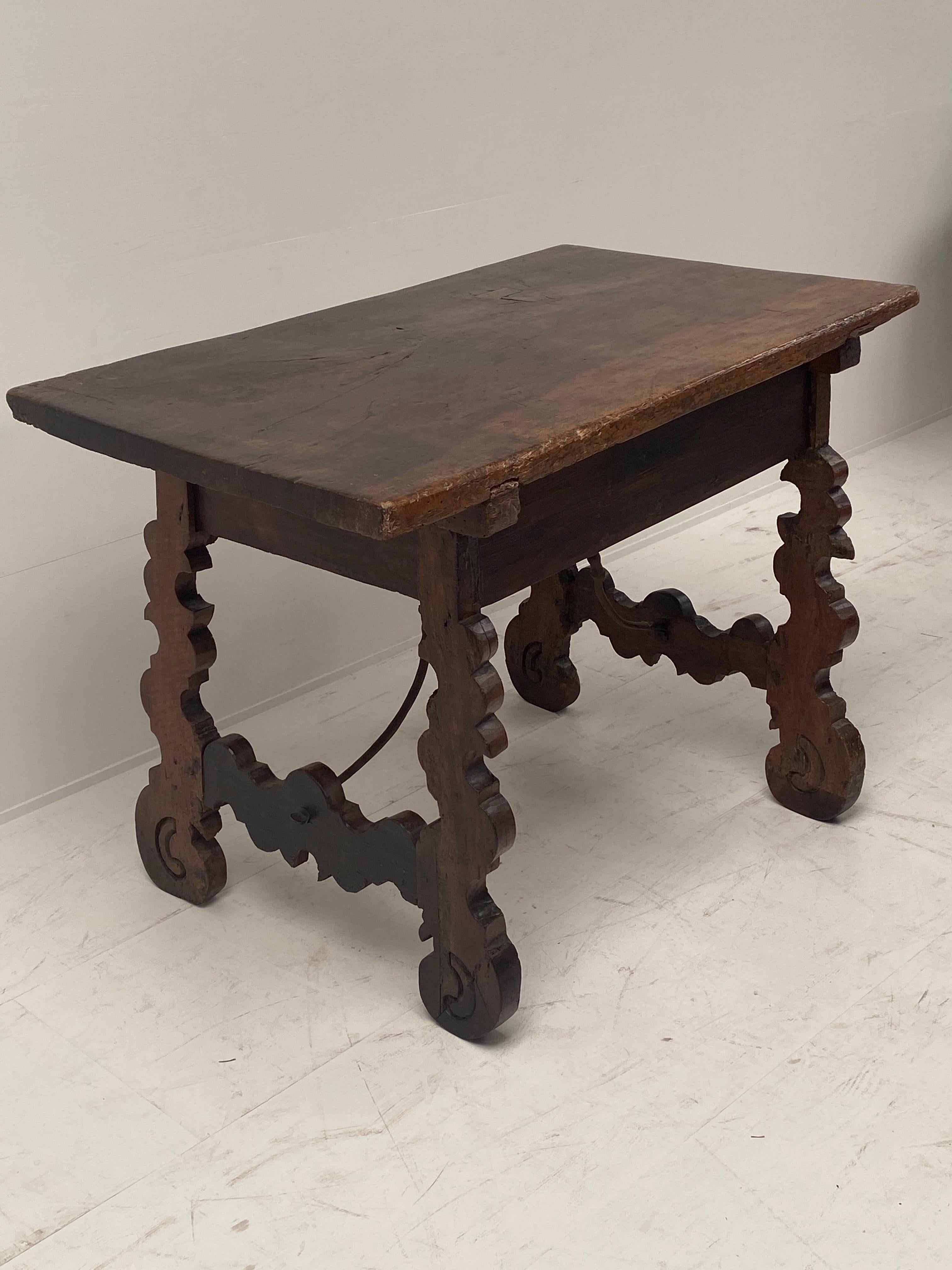 Small Antique Spanish Walnut Table, 18 th Century For Sale 5