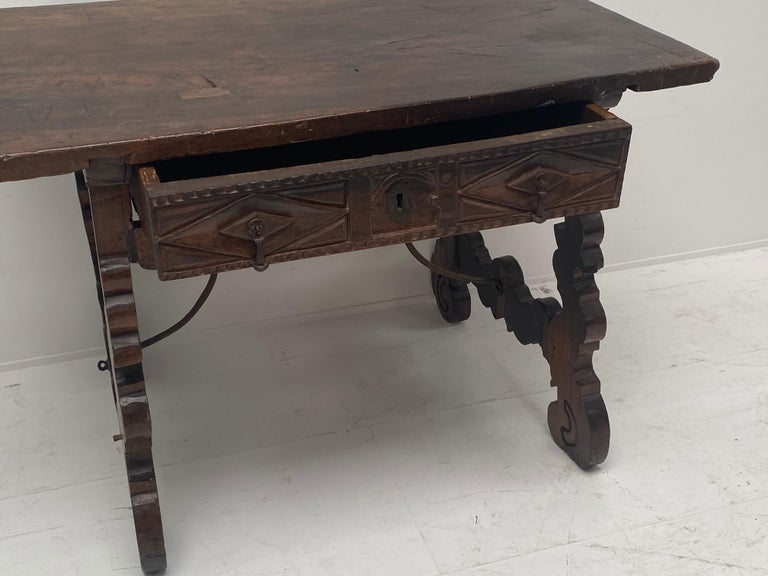 Small Antique Spanish Walnut Table, 18 th Century In Good Condition For Sale In Schellebelle, BE