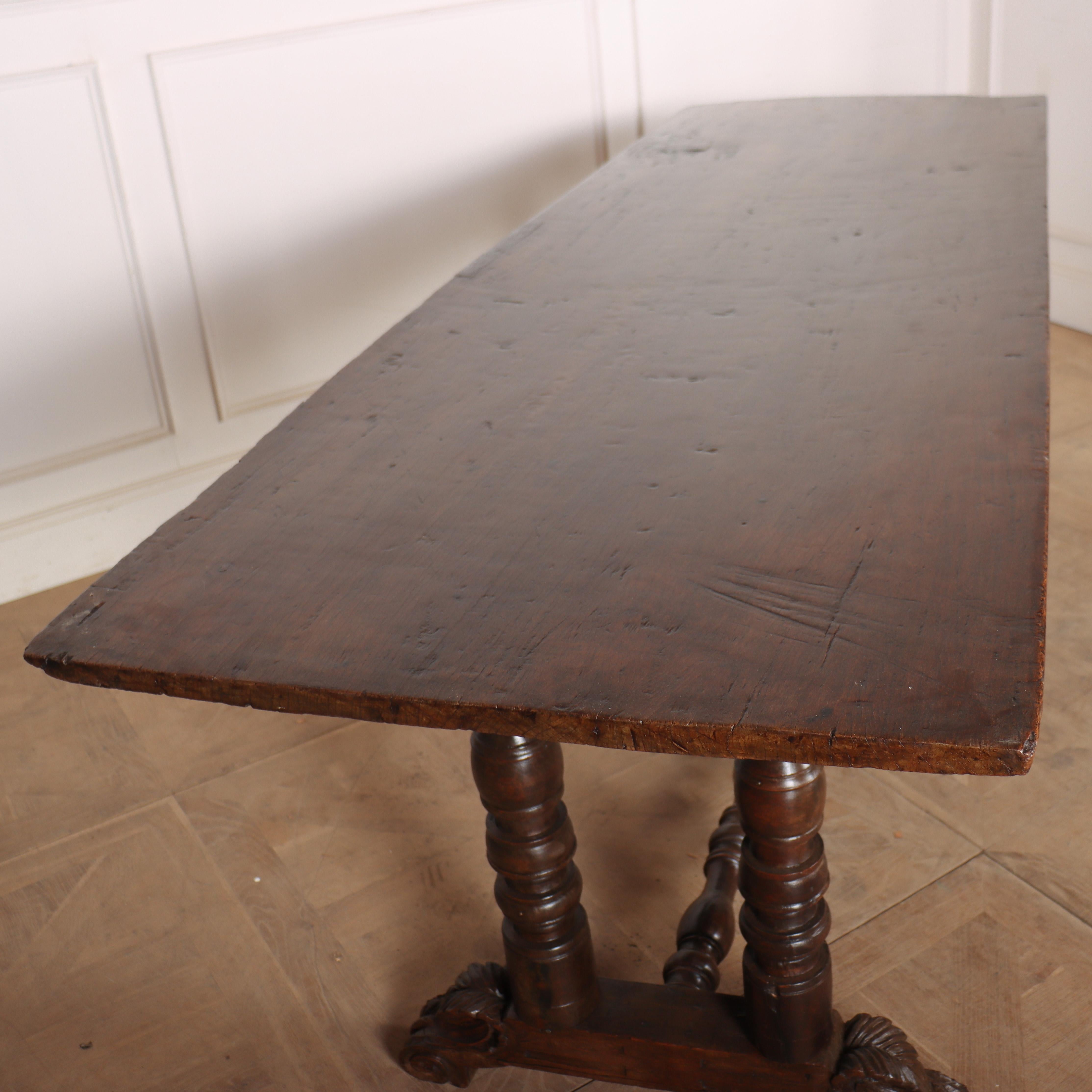 Noyer Table à tréteaux en noyer espagnol en vente