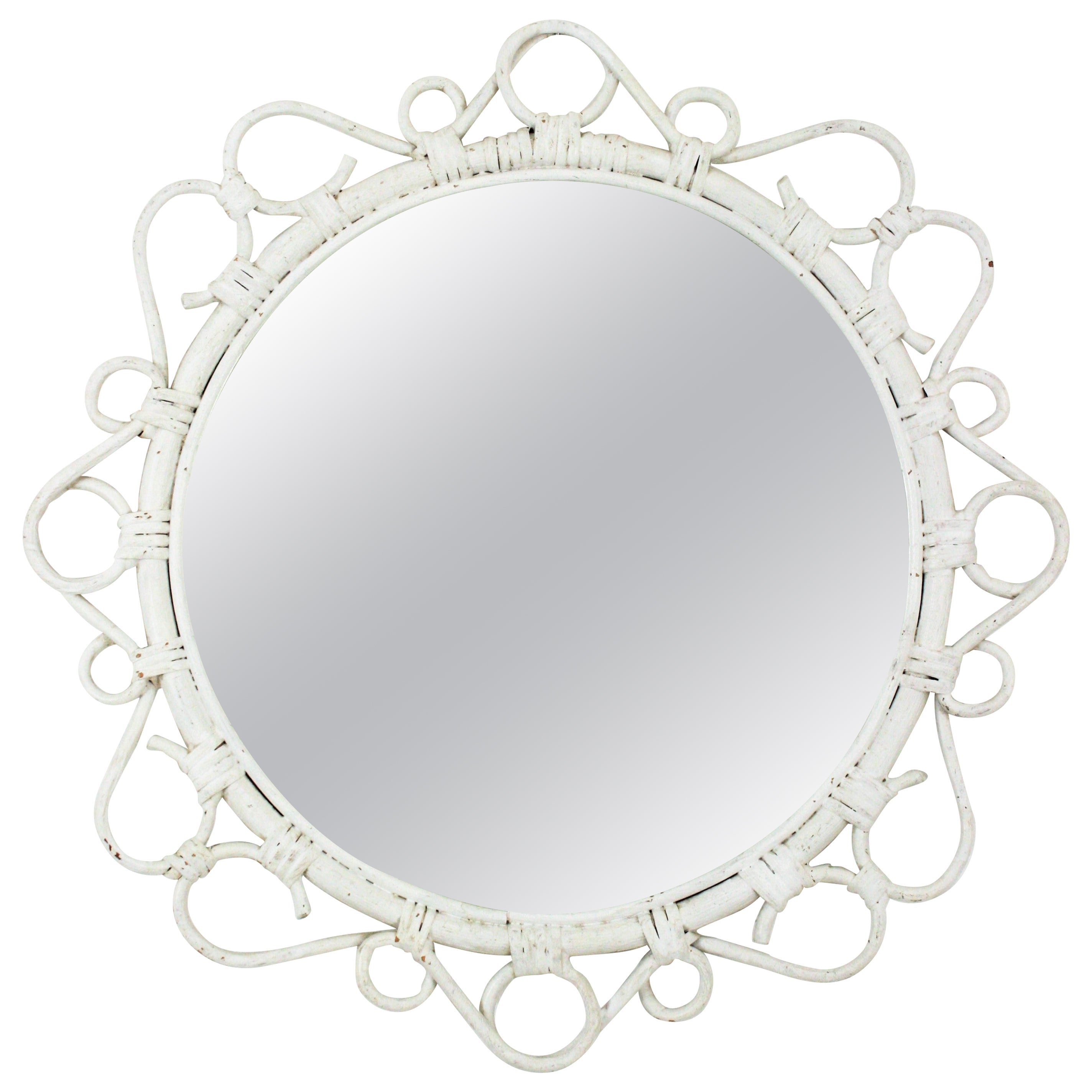Miroir rond espagnol en rotin patiné blanc avec détails en volutes, 1960 en vente