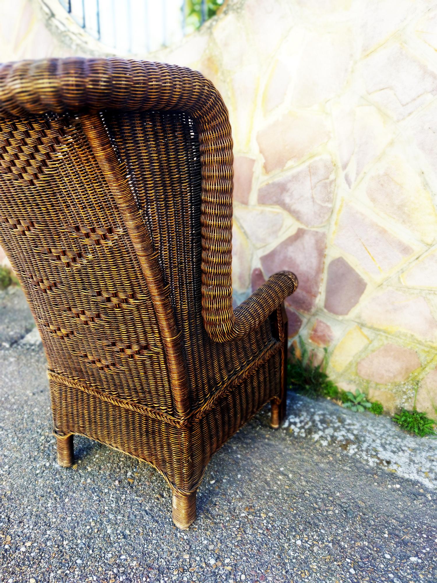 Spectacular large armchair,early 20th century or late 19th century

Antique wicker wing chair. With very high backrest and very wide seat, throne type. The height of the backrest is reminiscent of that of the old English Pub seats, even the woven