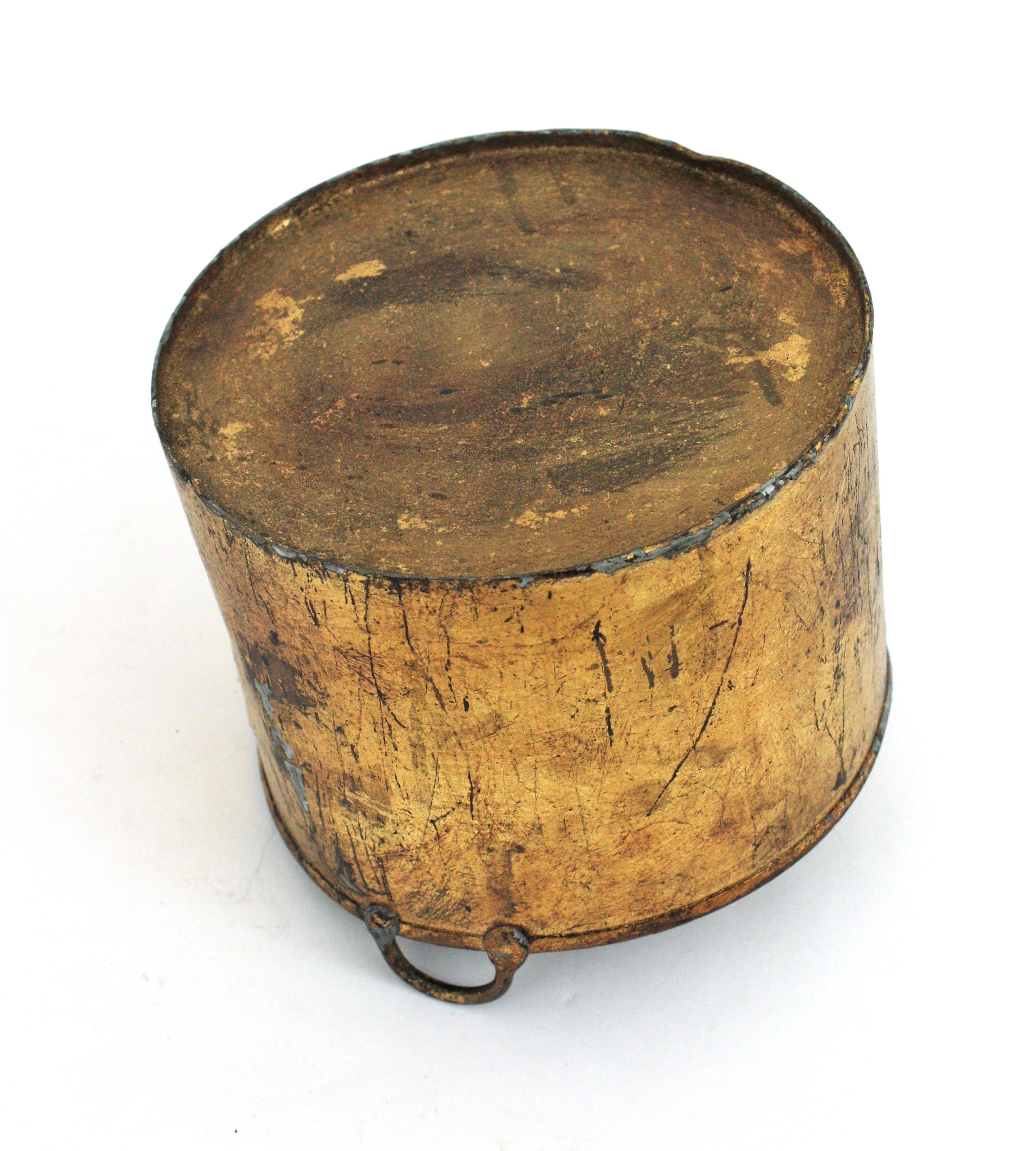 Secchiello per vino spagnolo in ferro dorato forgiato a mano, di ispirazione gotica, anni '50 in vendita 4