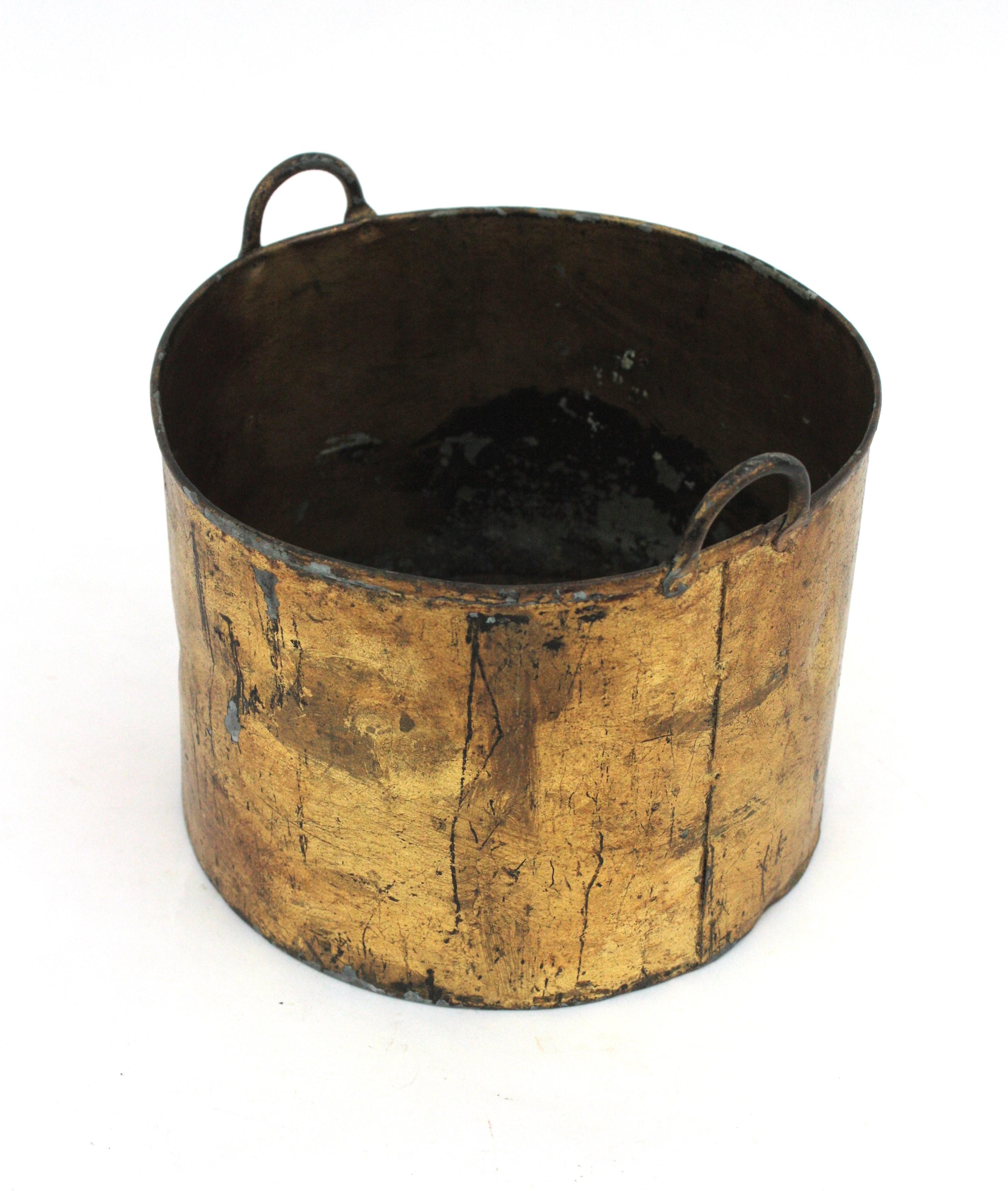 Secchiello per vino spagnolo in ferro dorato forgiato a mano, di ispirazione gotica, anni '50 in vendita 5
