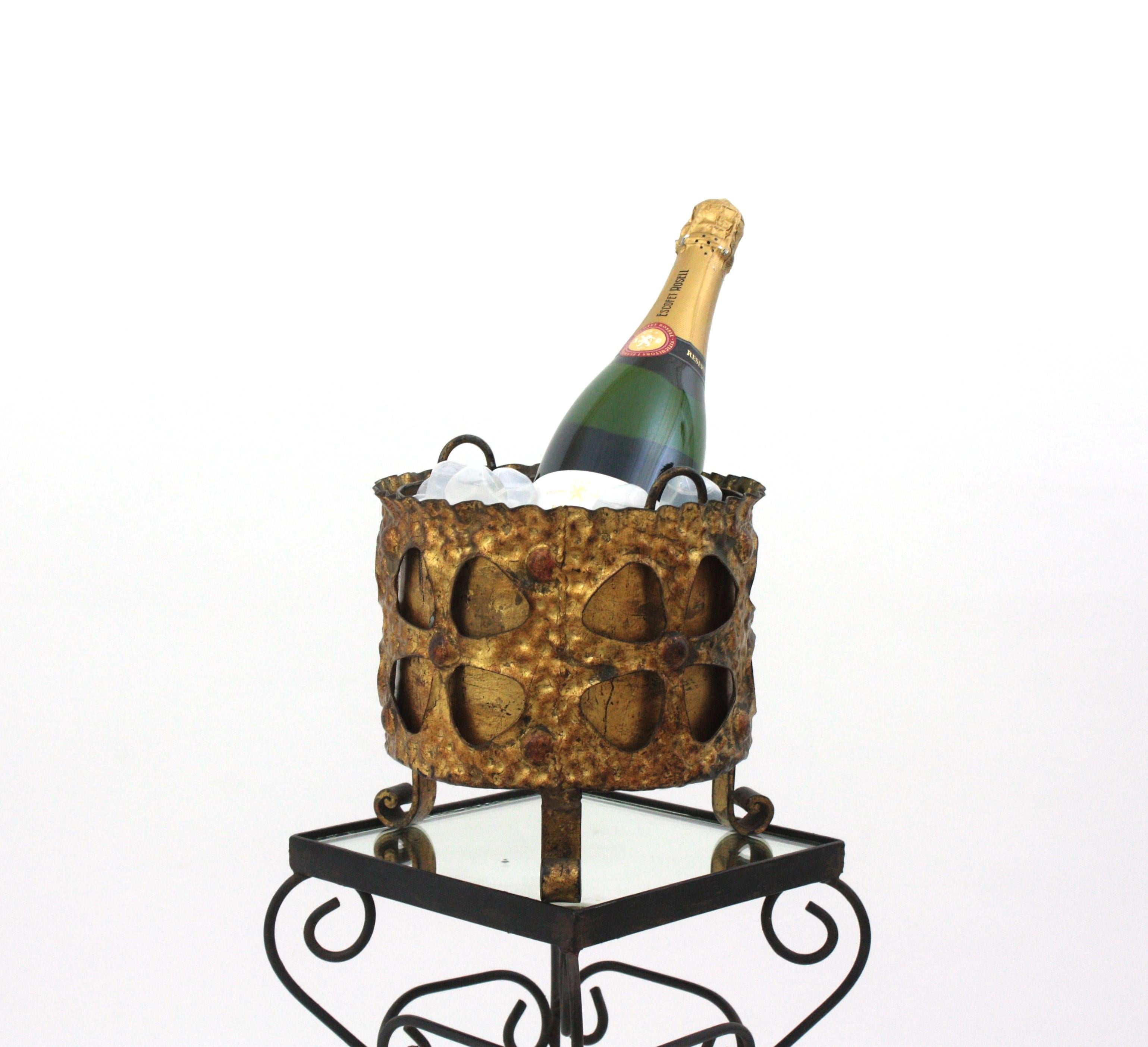 Mid-Century moderno Secchiello per vino spagnolo in ferro dorato forgiato a mano, di ispirazione gotica, anni '50 in vendita