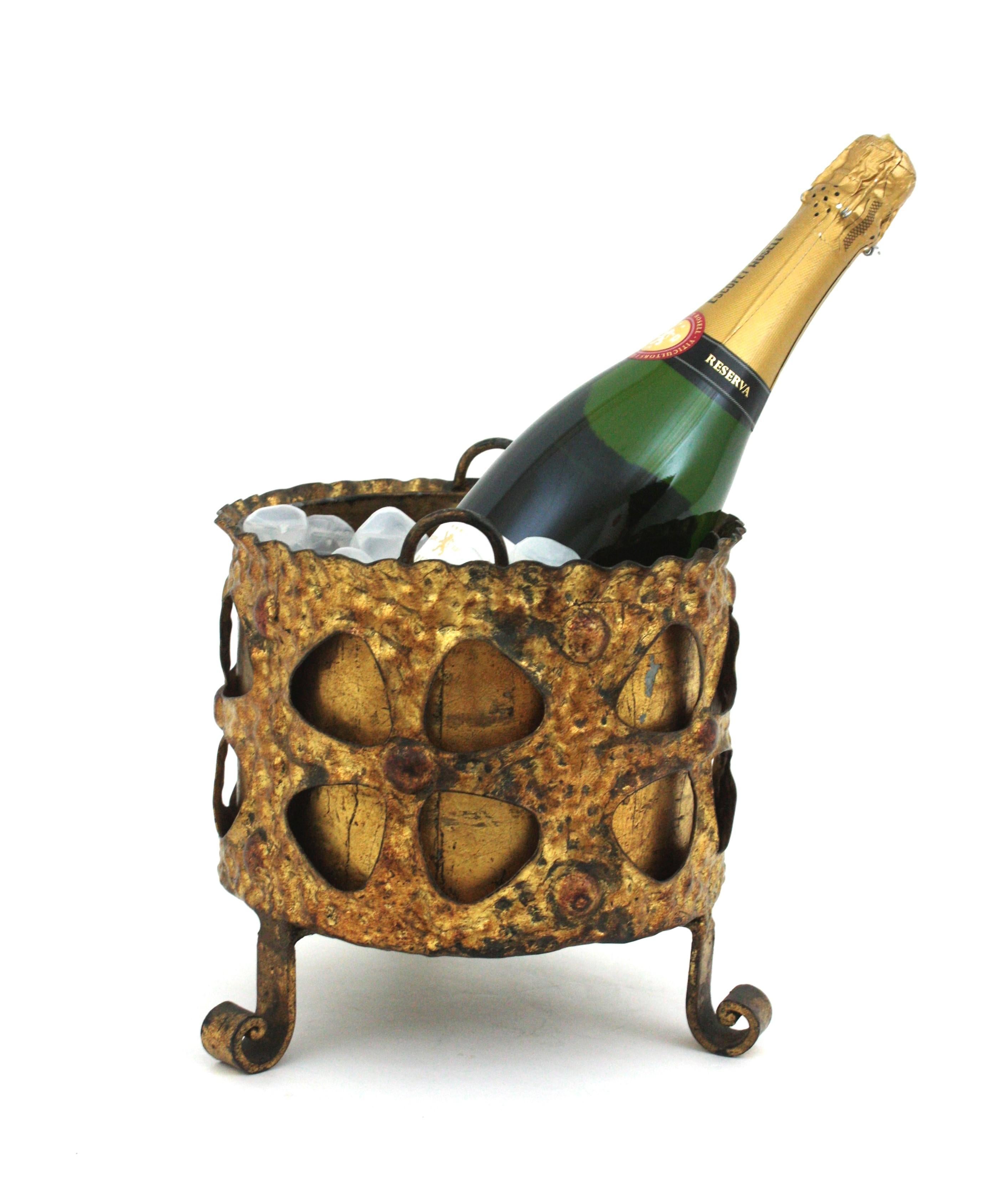 Spagnolo Secchiello per vino spagnolo in ferro dorato forgiato a mano, di ispirazione gotica, anni '50 in vendita