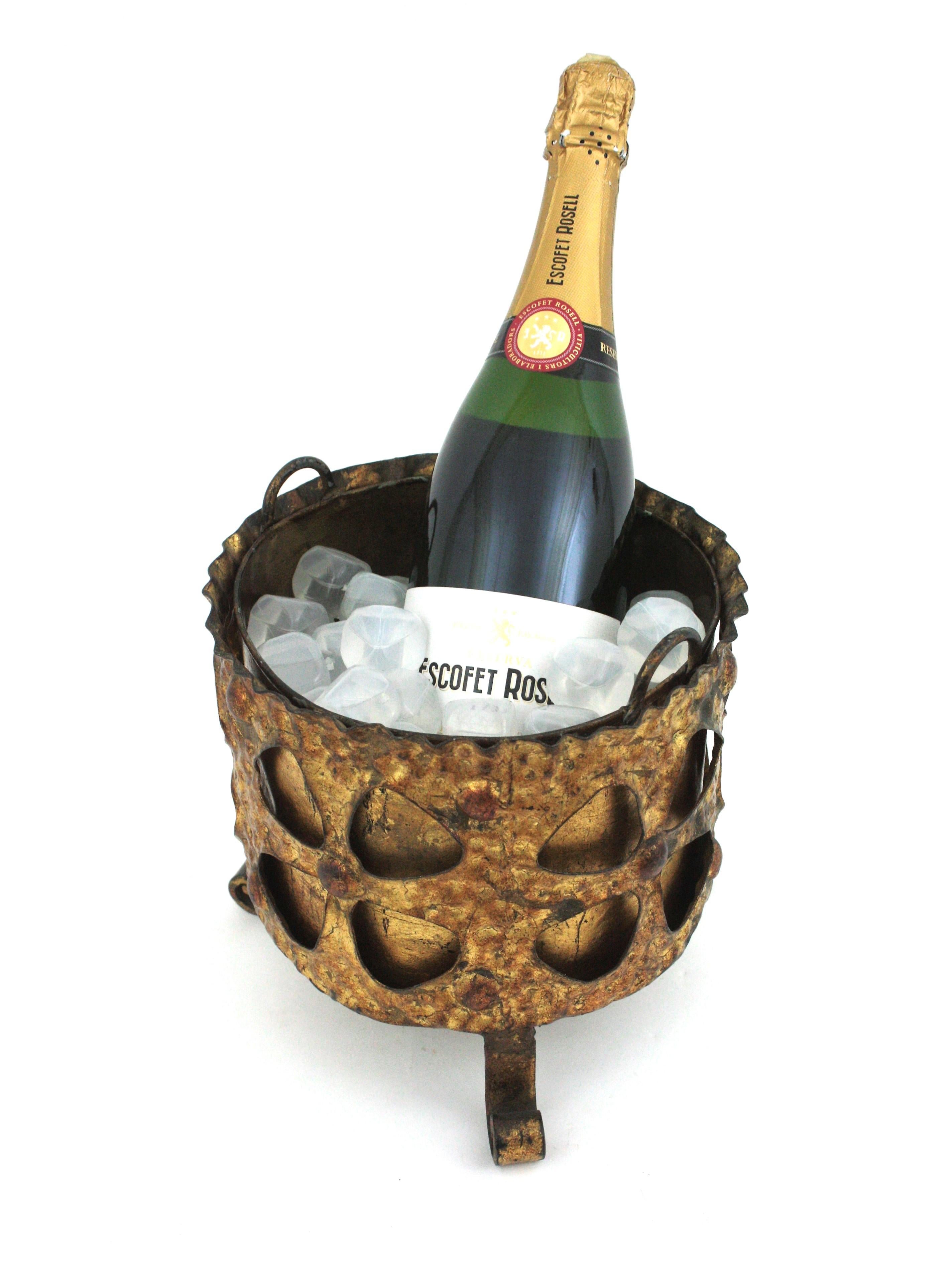 XX secolo Secchiello per vino spagnolo in ferro dorato forgiato a mano, di ispirazione gotica, anni '50 in vendita
