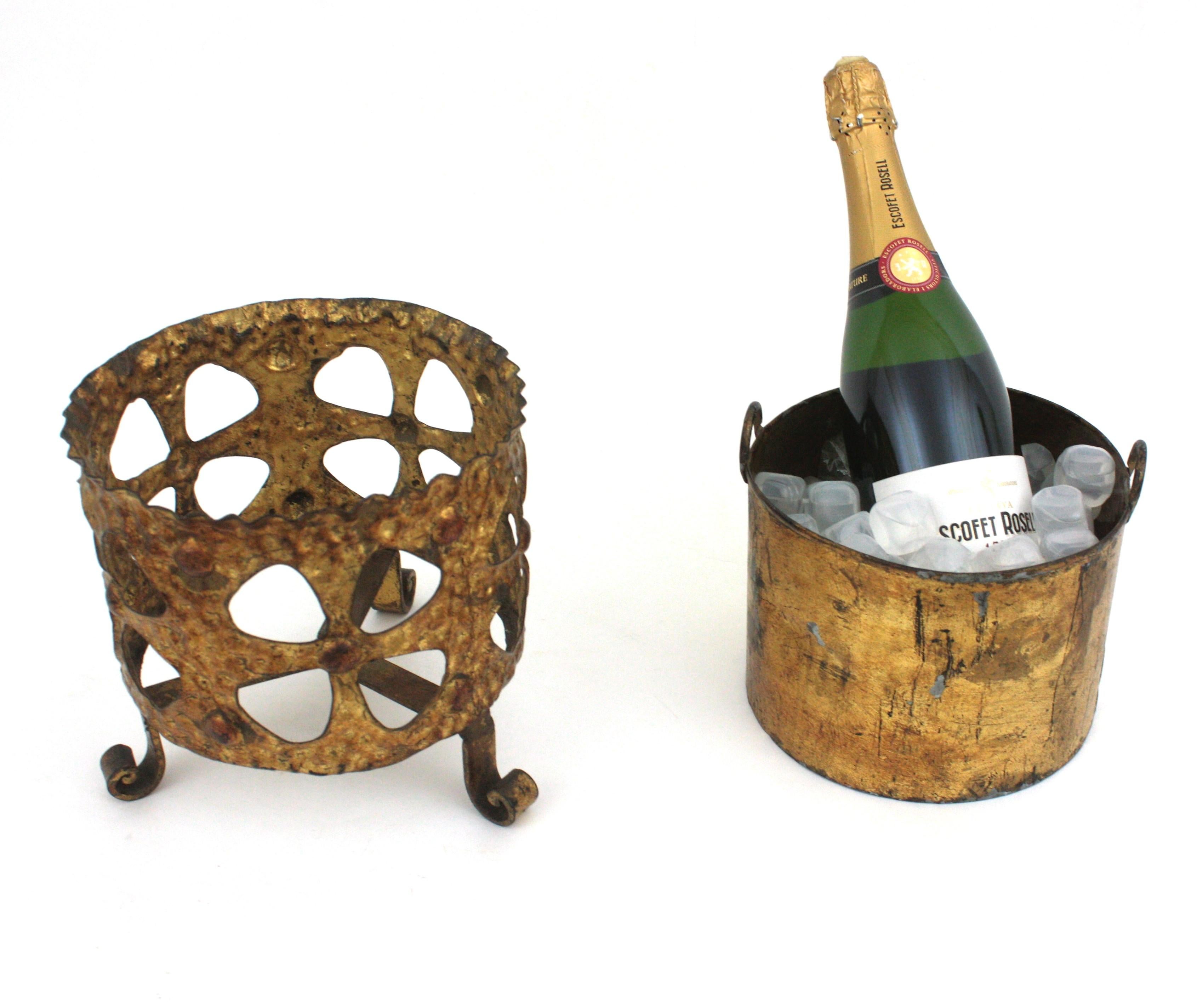 Ferro Secchiello per vino spagnolo in ferro dorato forgiato a mano, di ispirazione gotica, anni '50 in vendita