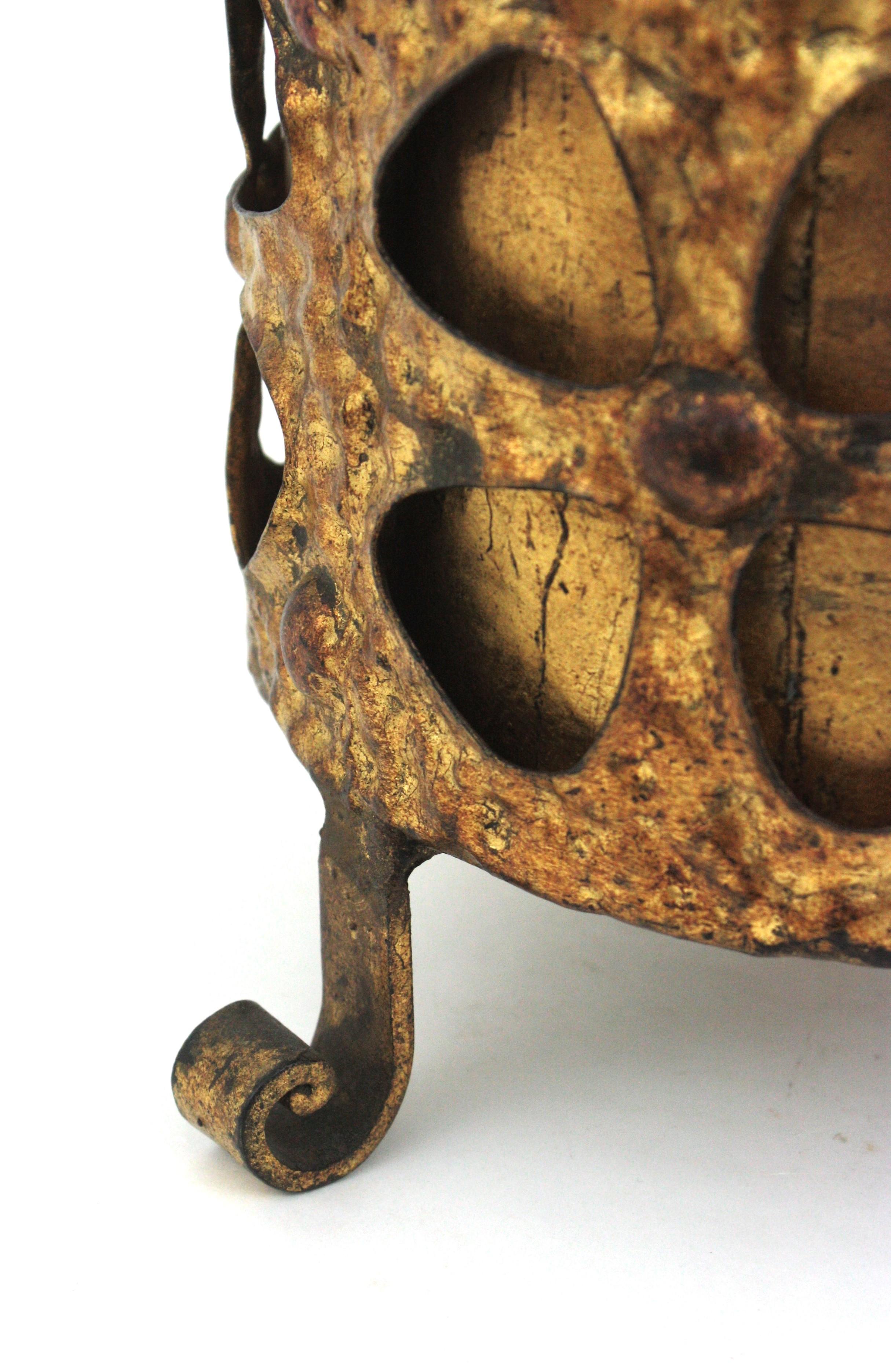 Secchiello per vino spagnolo in ferro dorato forgiato a mano, di ispirazione gotica, anni '50 in vendita 1