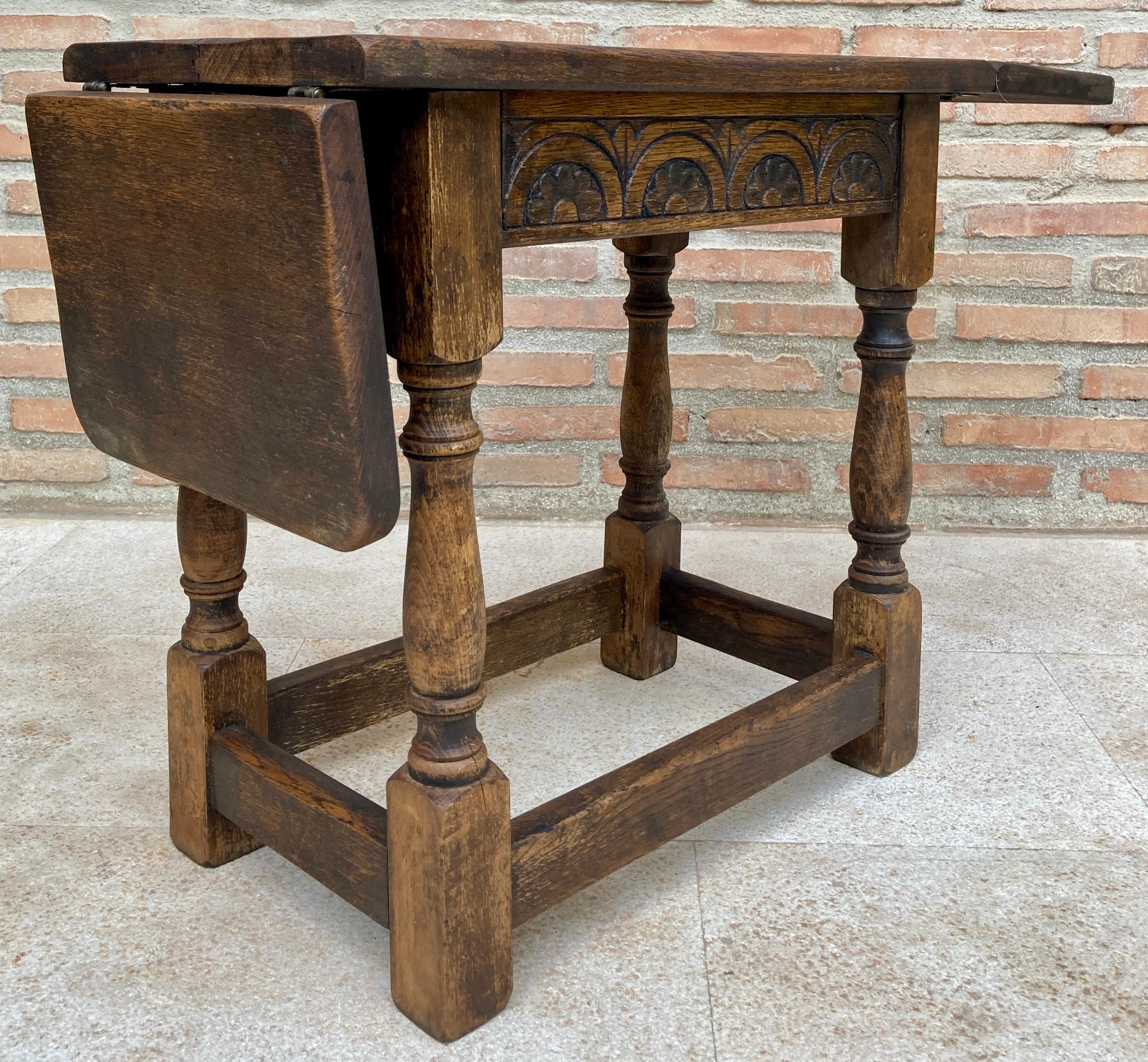 Spanish Wing Table in Walnut, 1930s In Good Condition For Sale In Miami, FL