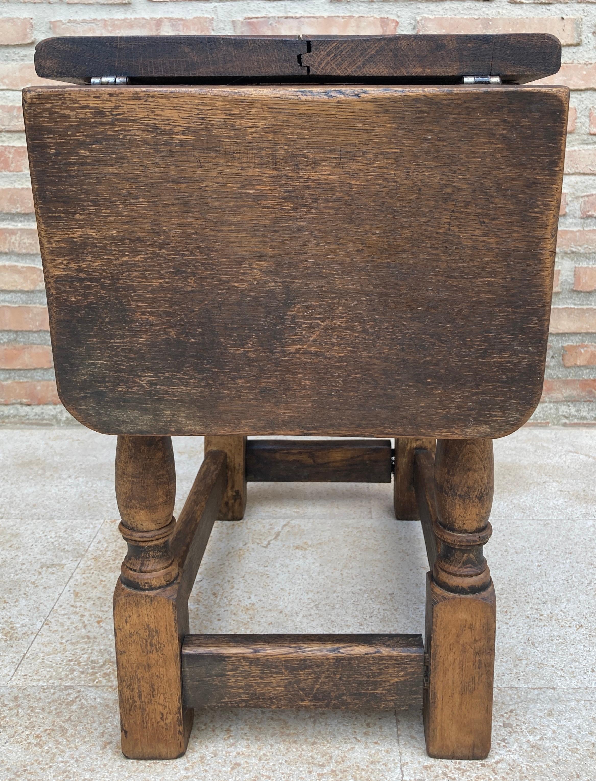 Spanish Wing Table in Walnut, 1930s For Sale 1