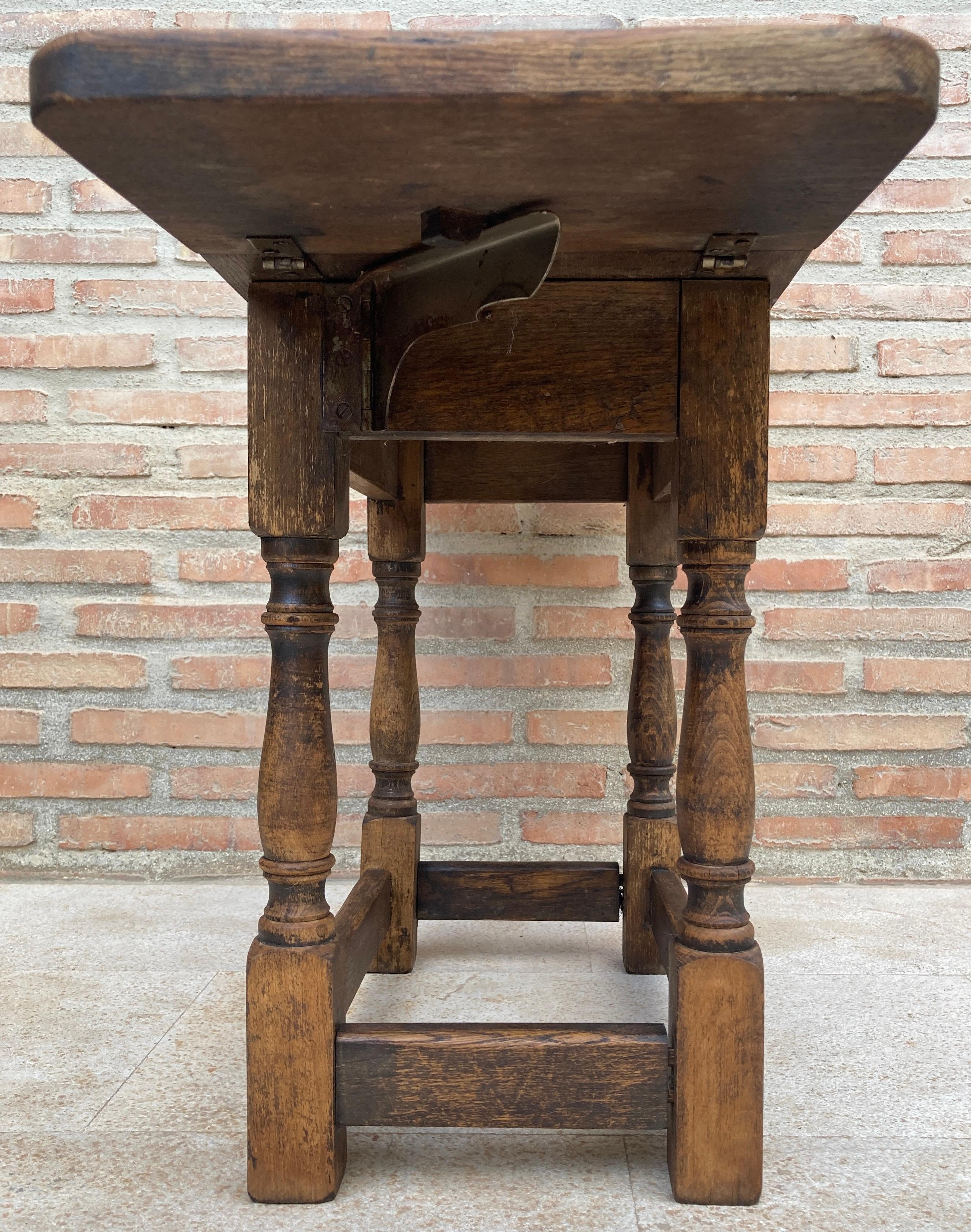 20ième siècle Table à oreilles espagnole en noyer, années 1930 en vente