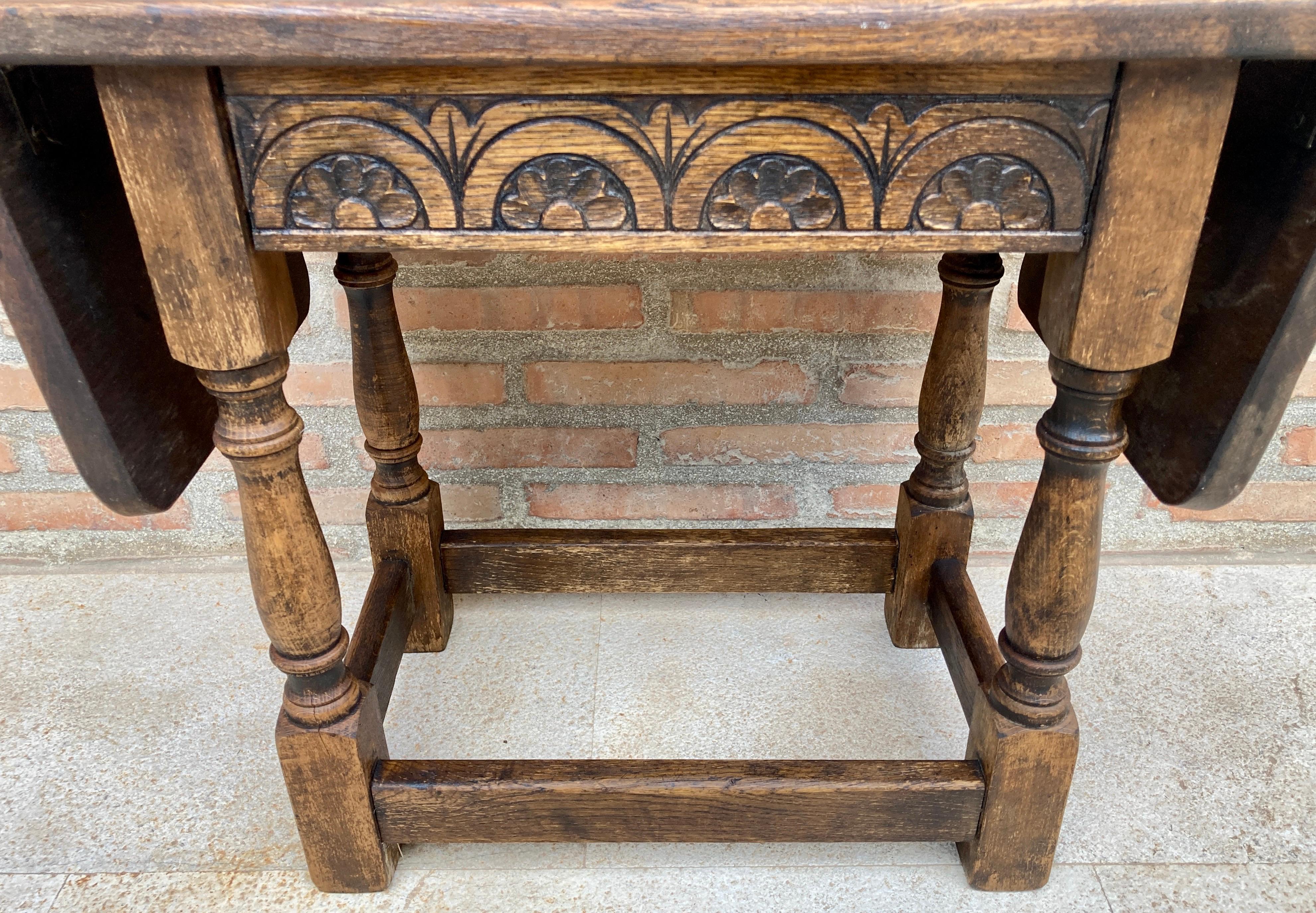 Spanish Wing Table in Walnut, 1930s For Sale 3