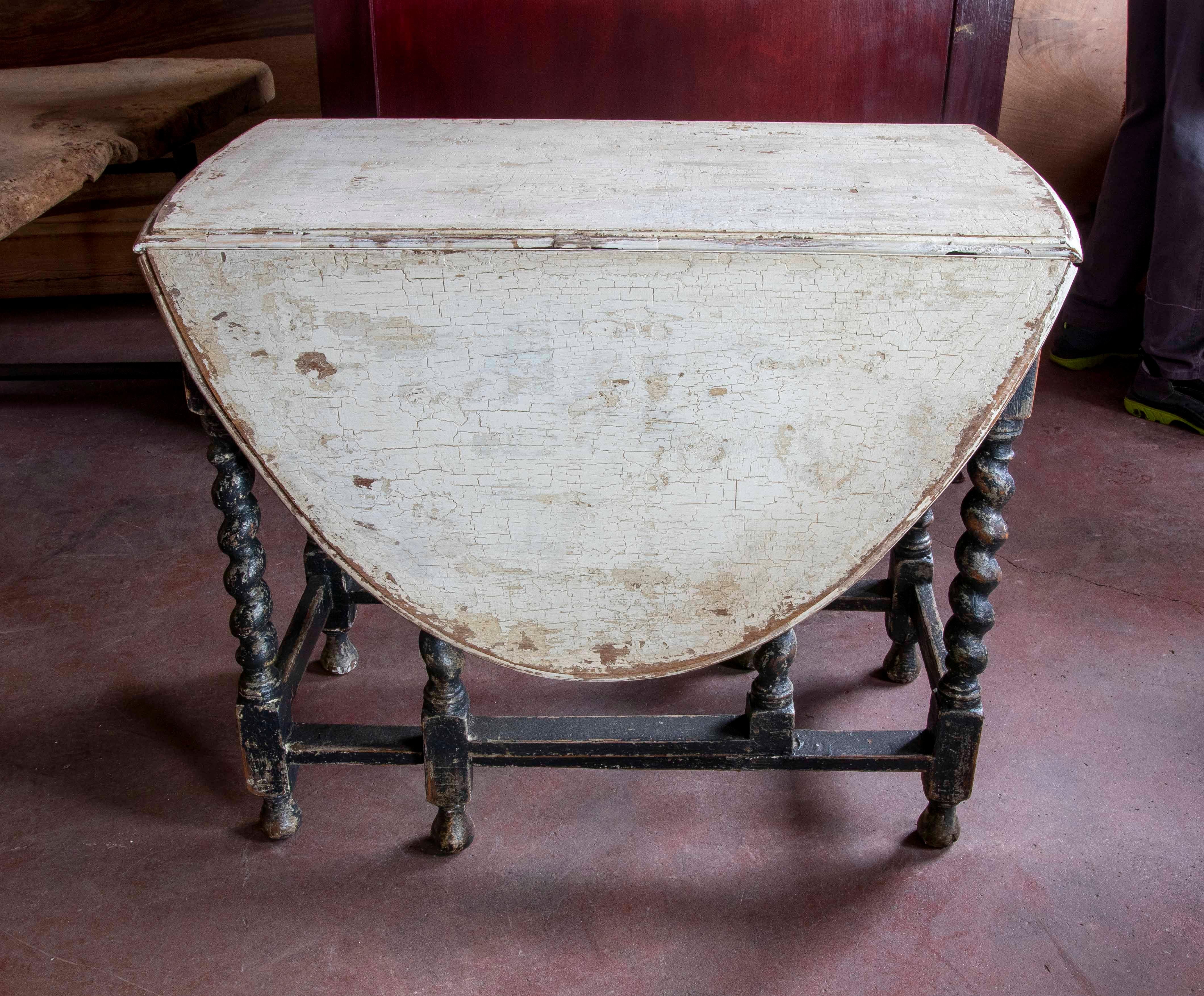Spanischer Flügeltisch mit polychromierten, gedrechselten Beinen
Abmessungen des offenen Tisches: 133cm