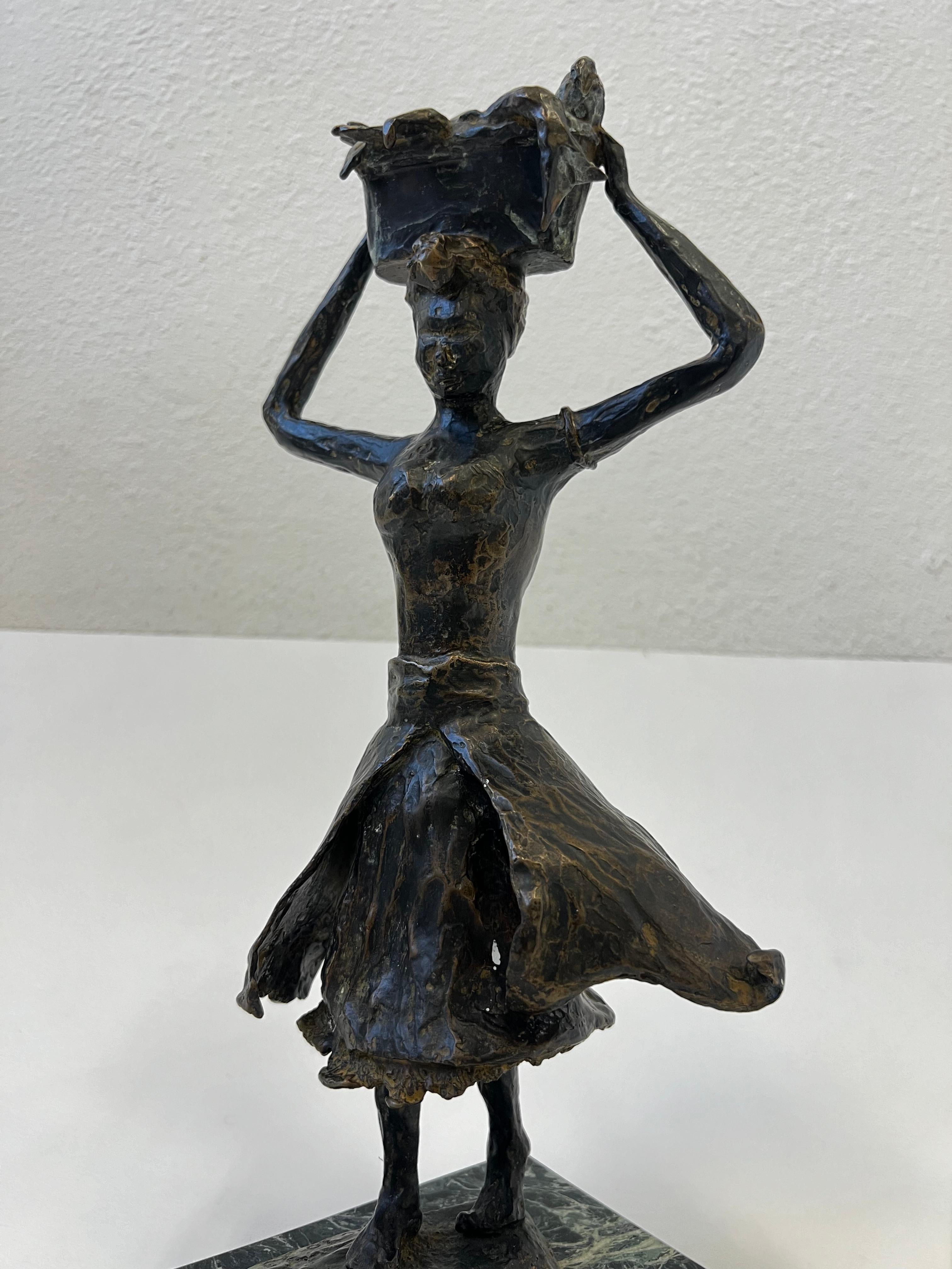 Belle sculpture espagnole en bronze coulé de 1973 représentant une femme marchant avec un panier de poissons sur la tête. 
Marqué W.N. Cardobo 73 (voir photo de détail). 
En bel état d'origine. 

Dimensions : 15