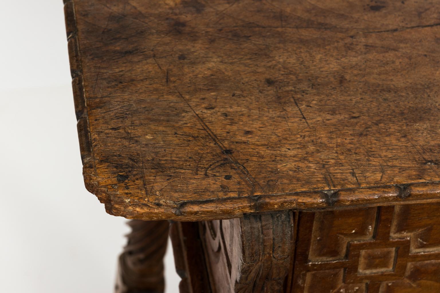 Spanischer Walnussholz-Schreibtisch aus dem 18. Jahrhundert im Angebot 9