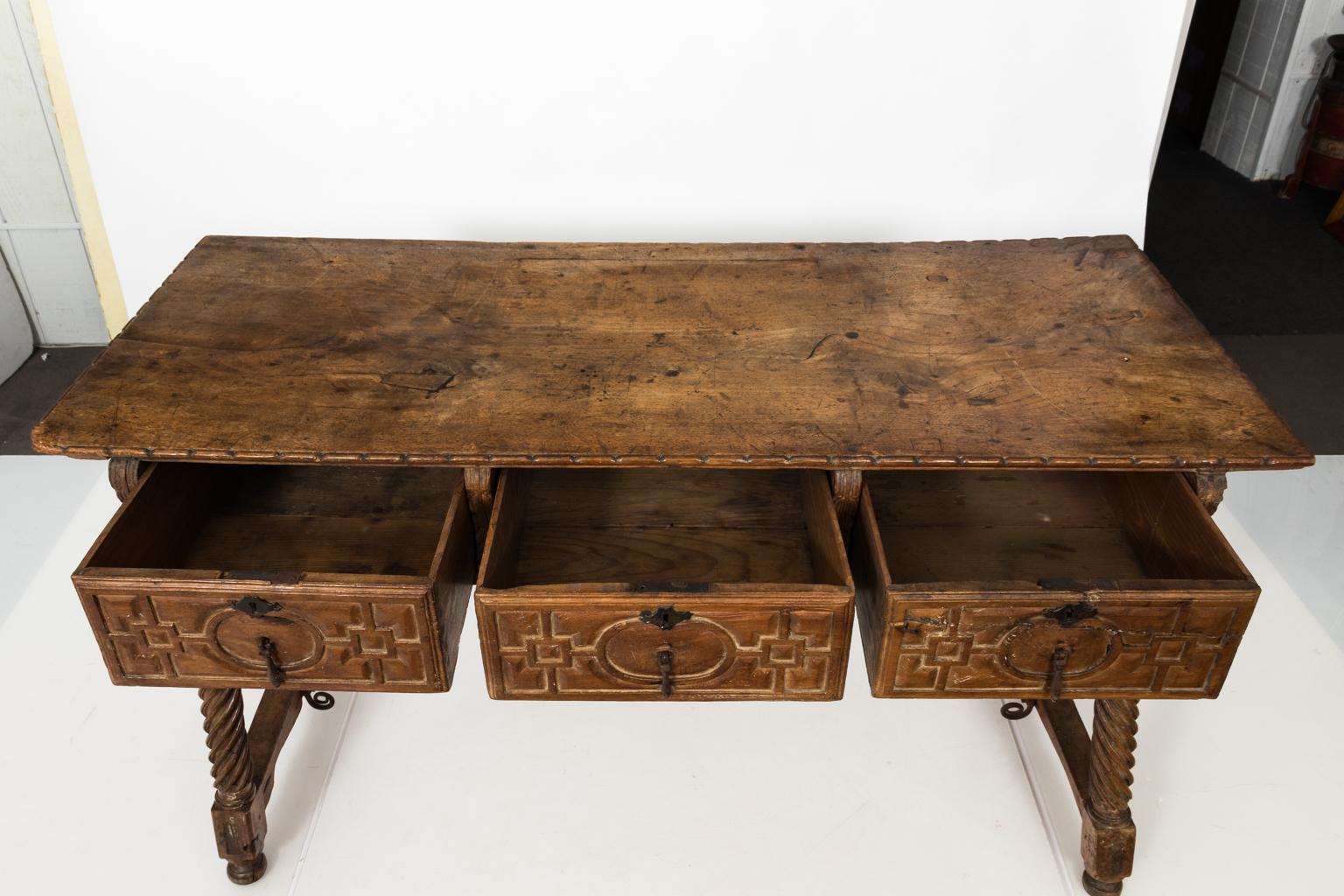 Spanischer Walnussholz-Schreibtisch aus dem 18. Jahrhundert im Angebot 11
