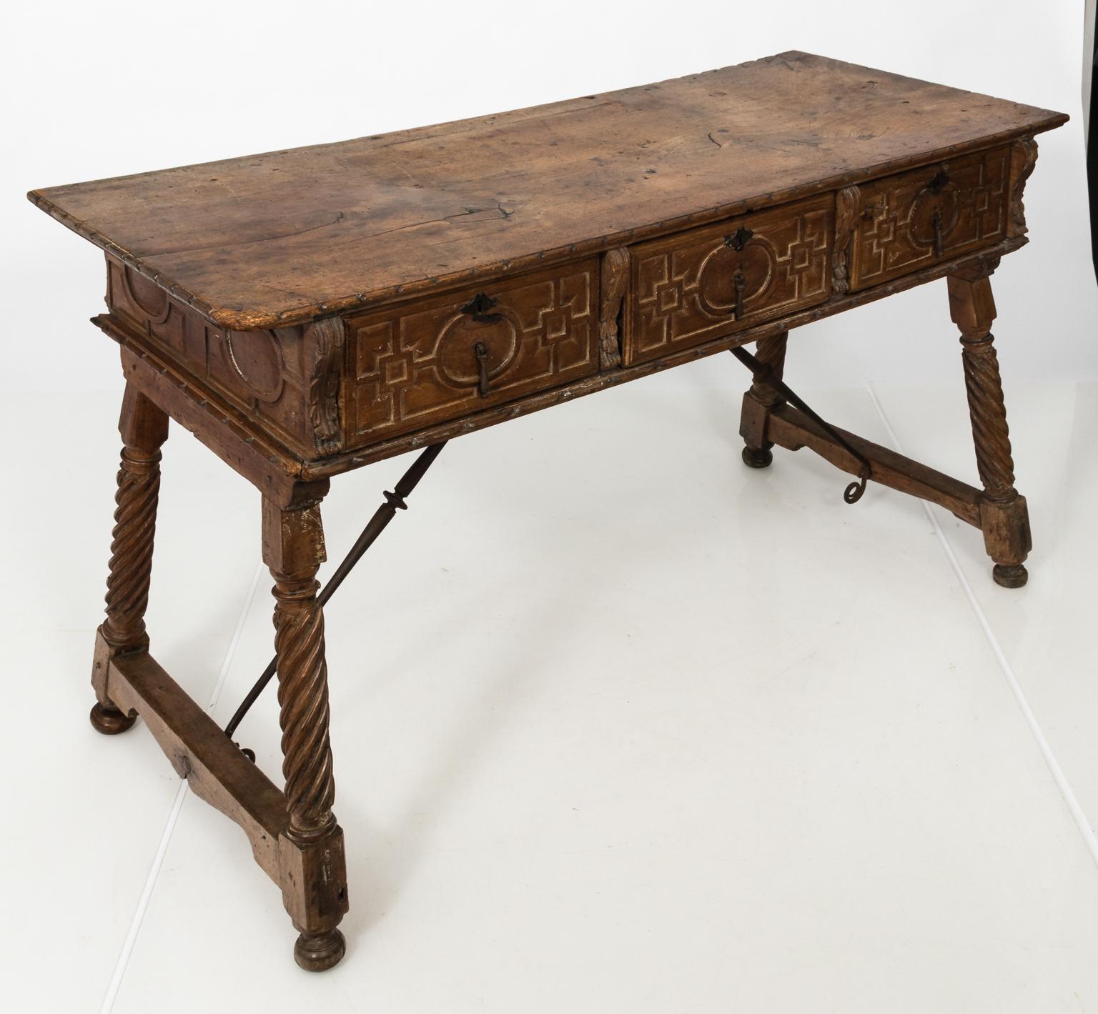 Spanischer Walnussholz-Schreibtisch aus dem 18. Jahrhundert (Geschnitzt) im Angebot