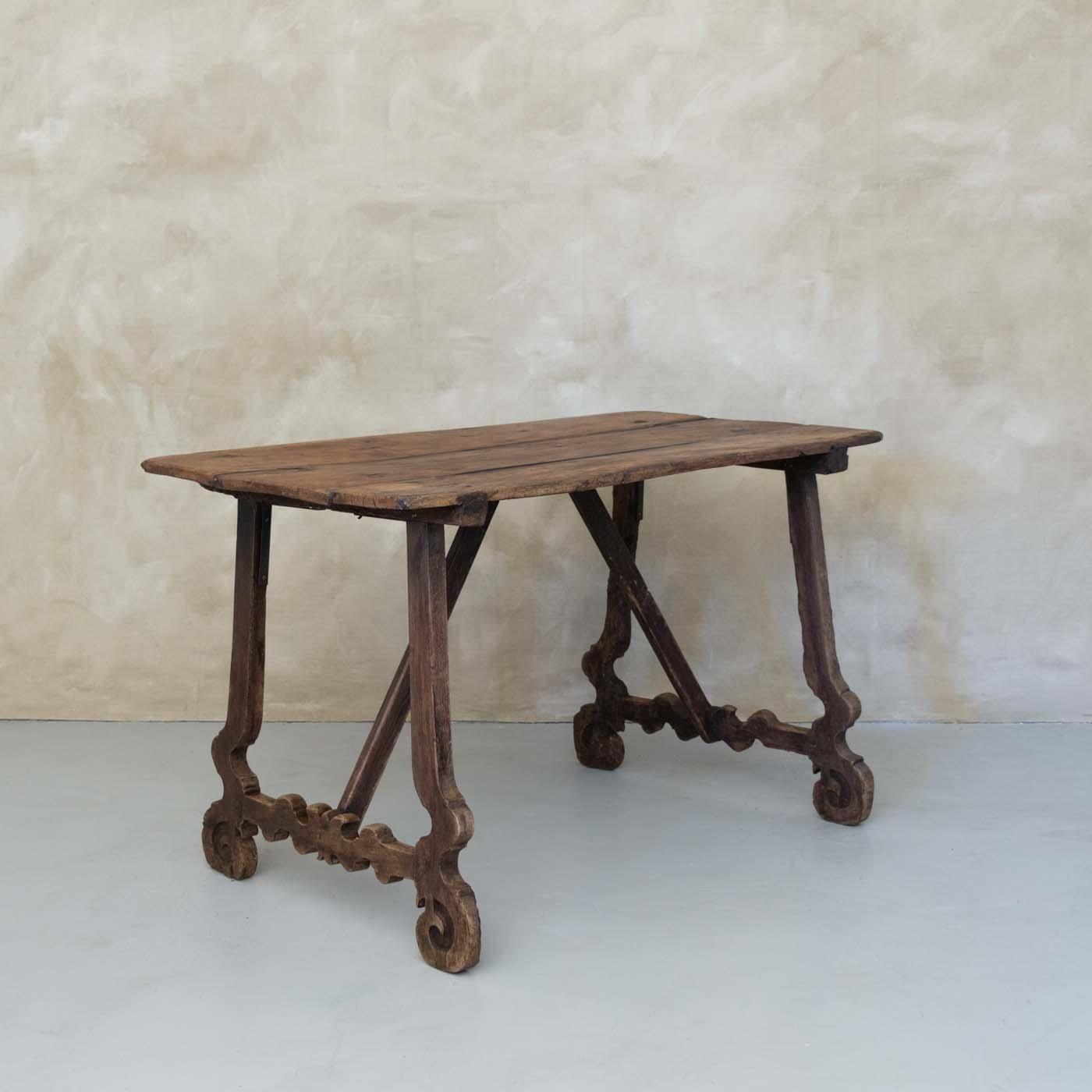 Belle console en bois du 19e siècle provenant d'Espagne. Plateau rectangulaire et quatre pieds en bois ornés de détails sculptés. La teinture foncée d'origine présente une belle patine d'ancienneté. Parfait comme table console dans l'entrée ou comme