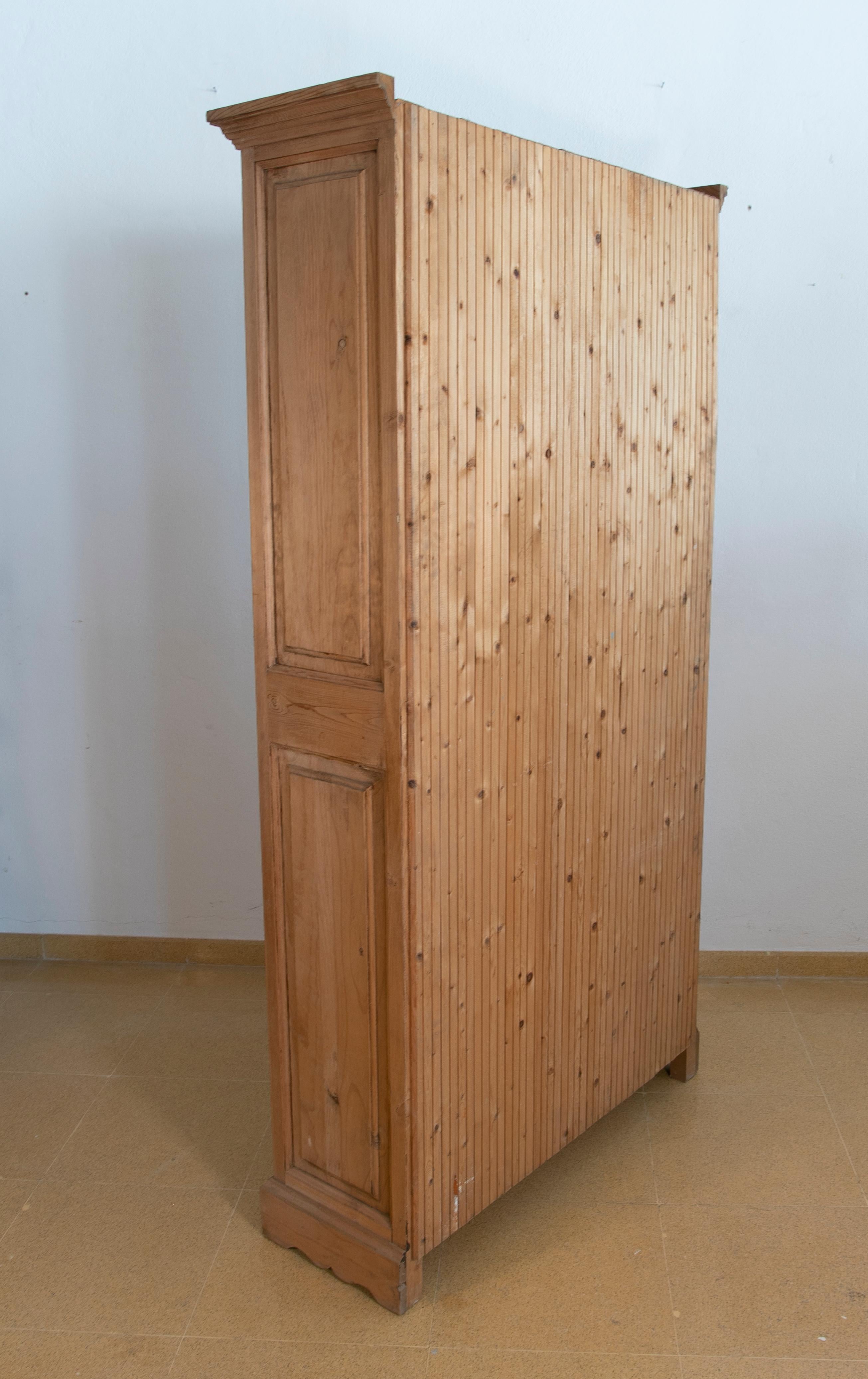 Spanish Wooden Cabinet with Glass Doors and Latticework In Good Condition For Sale In Marbella, ES