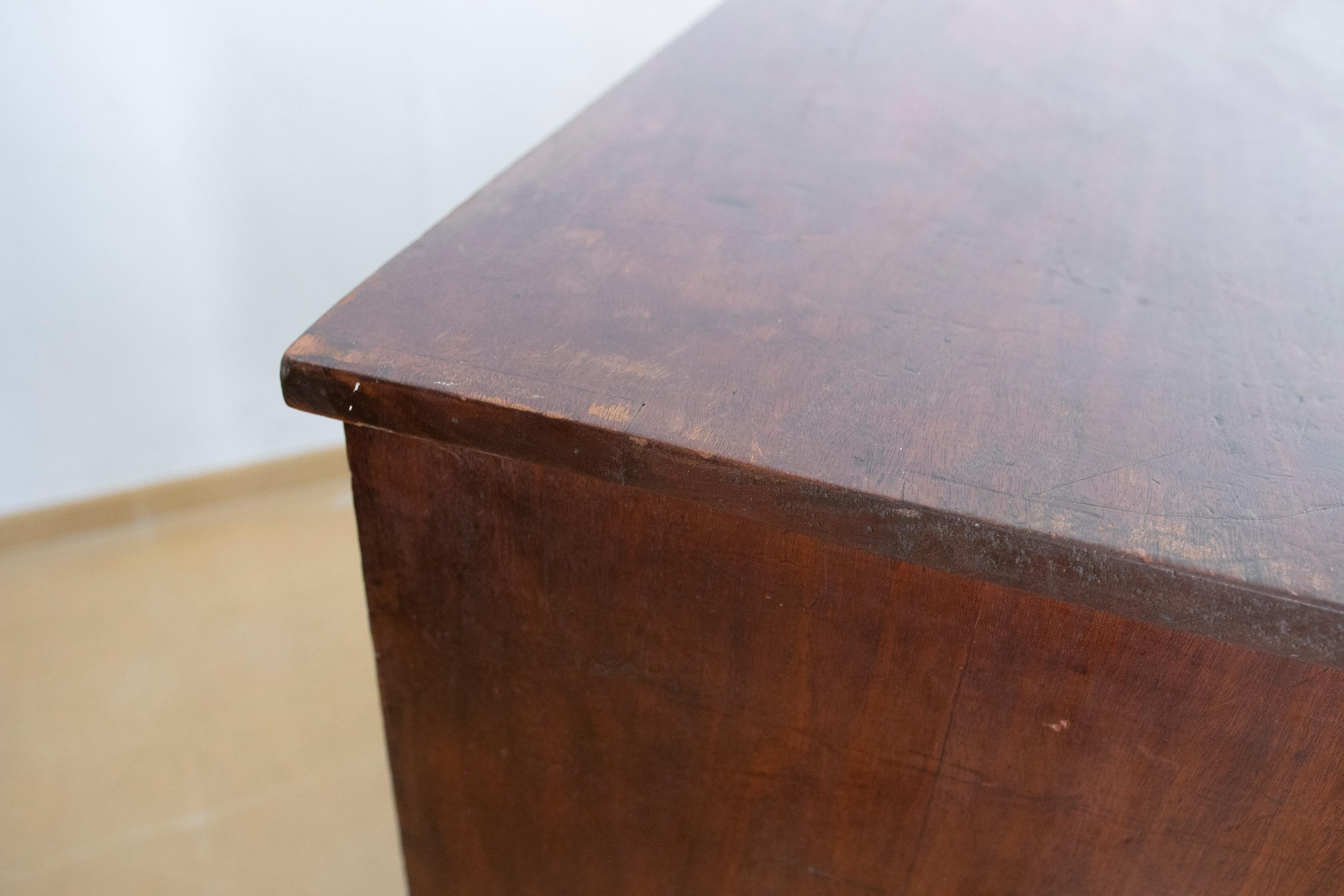 Cassettiera spagnola in legno con quattro cassetti e tiranti in metallo dorato in vendita 9