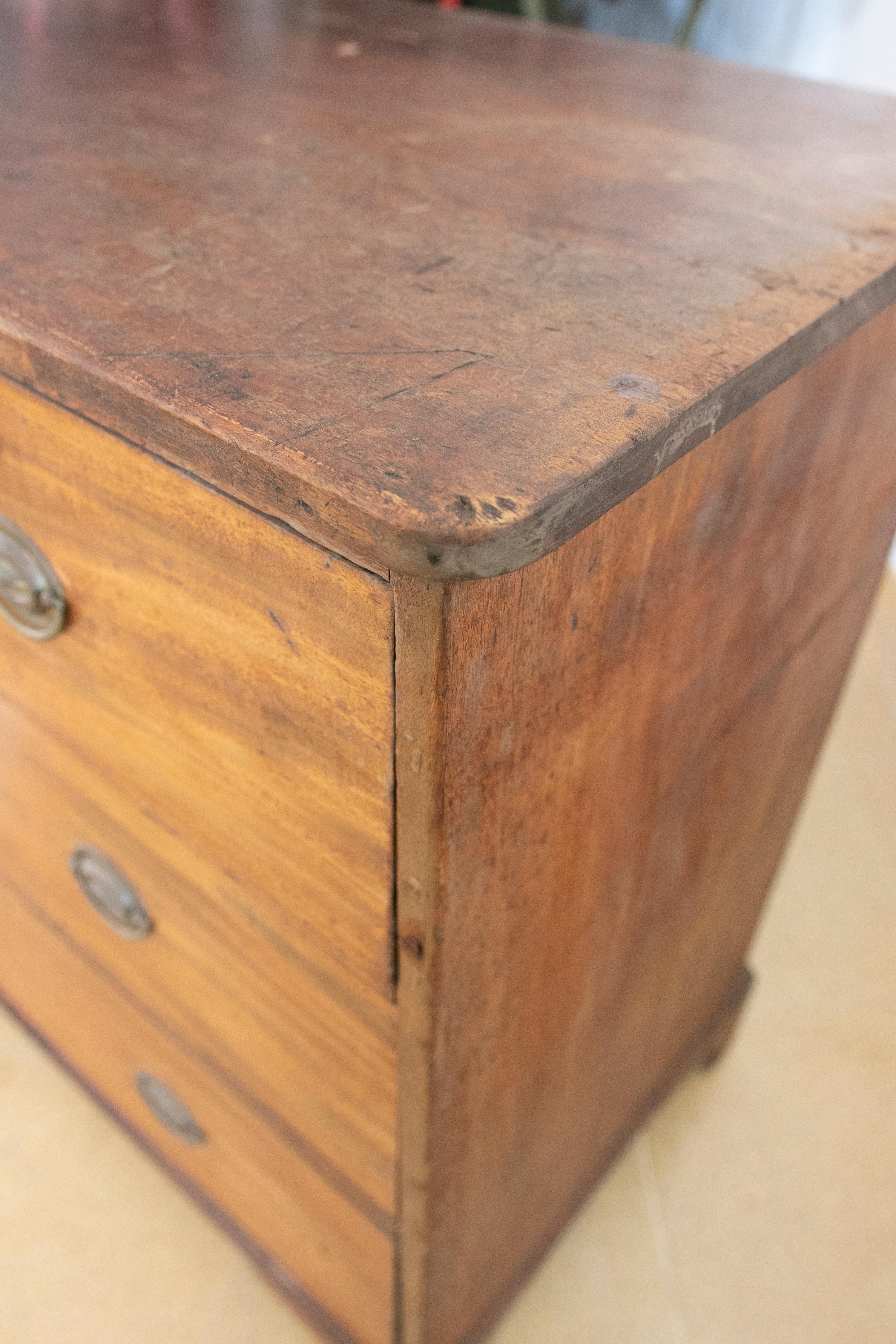 Cassettiera spagnola in legno con quattro cassetti e tiranti in metallo dorato in vendita 10