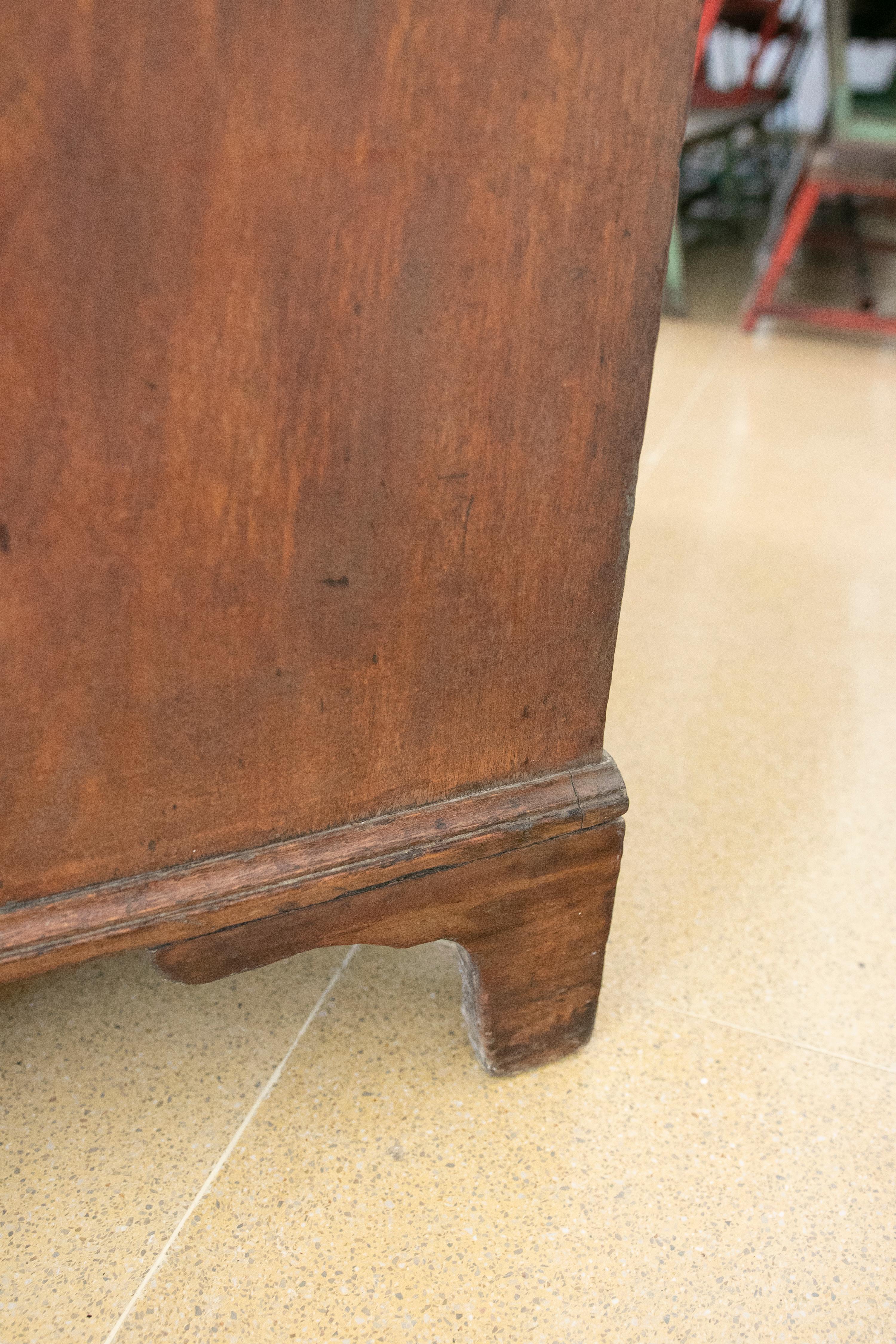 Cassettiera spagnola in legno con quattro cassetti e tiranti in metallo dorato in vendita 13