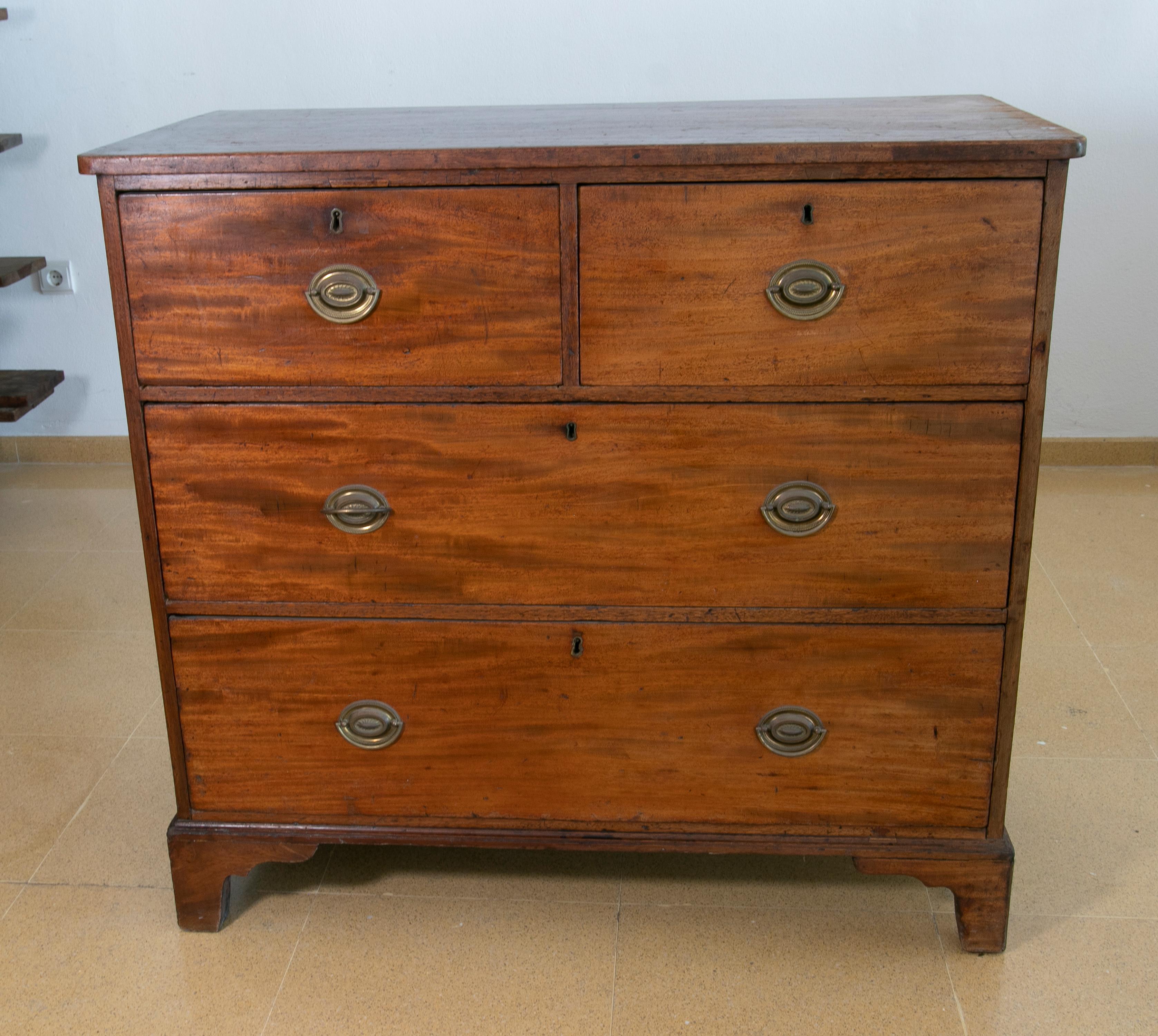 chest of drawers in spanish