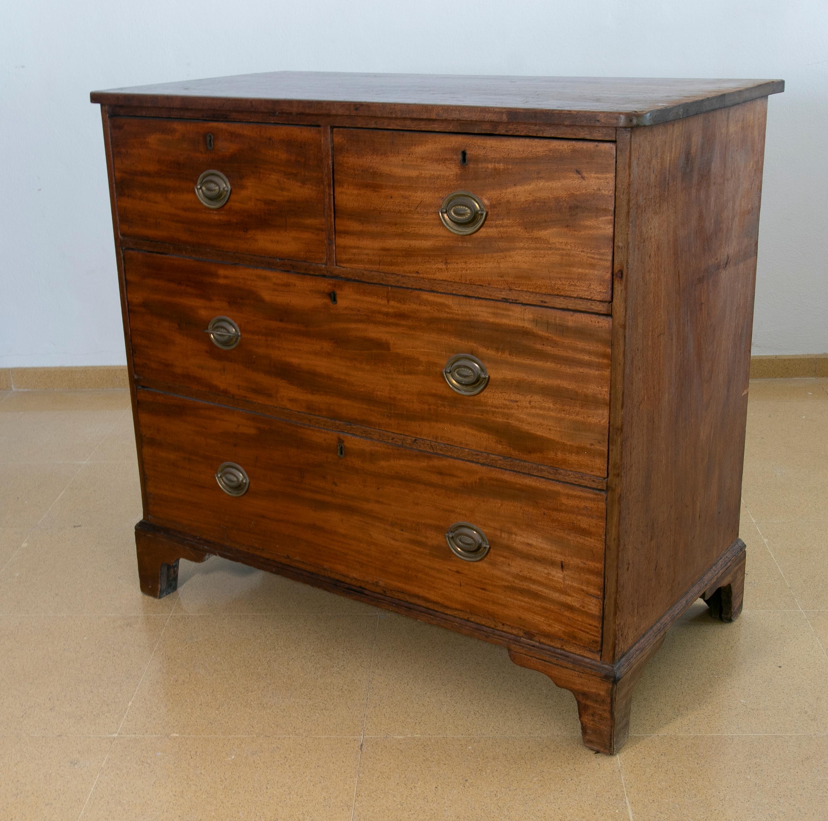 Spanish Wooden Chest of Drawers with Four Drawers and Gilded Metal Pulls In Good Condition For Sale In Marbella, ES