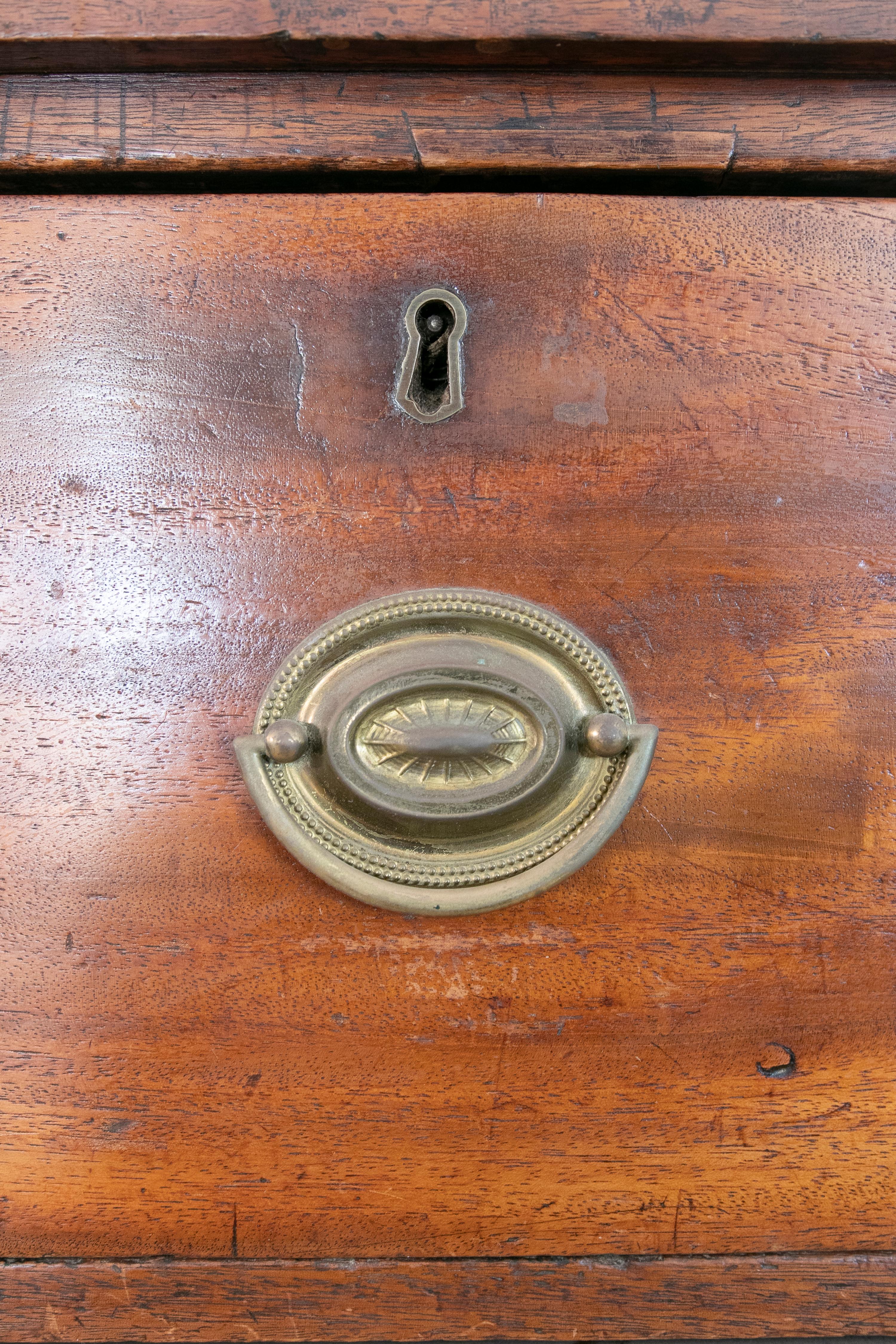Cassettiera spagnola in legno con quattro cassetti e tiranti in metallo dorato in vendita 3