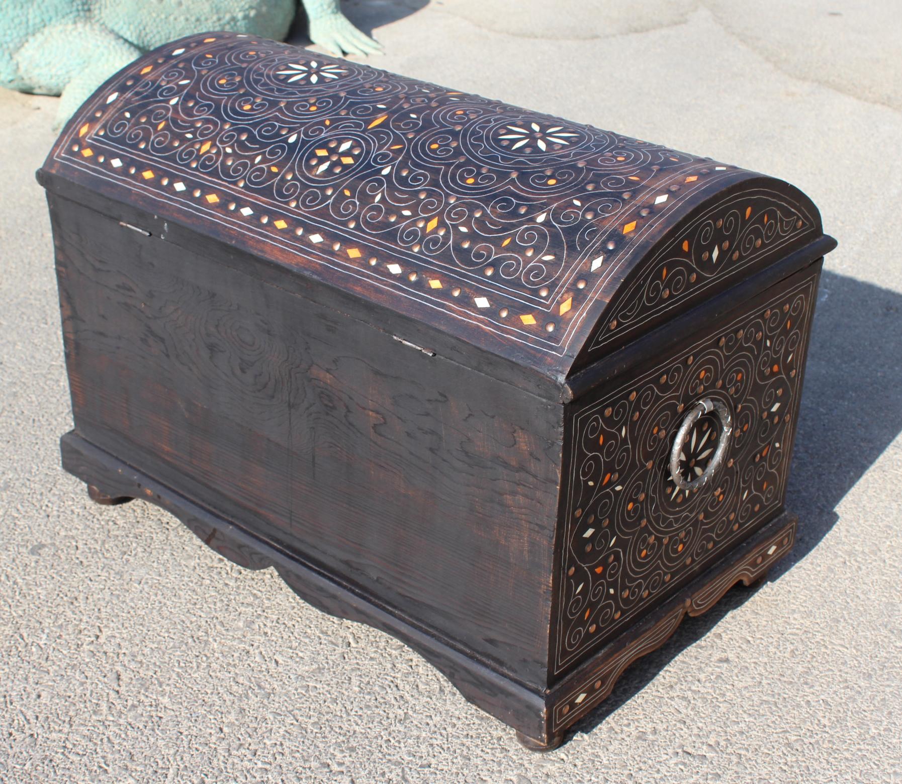 Spanish Wooden Chest with Inlay Decorations and Iron Fittings In Good Condition In Marbella, ES