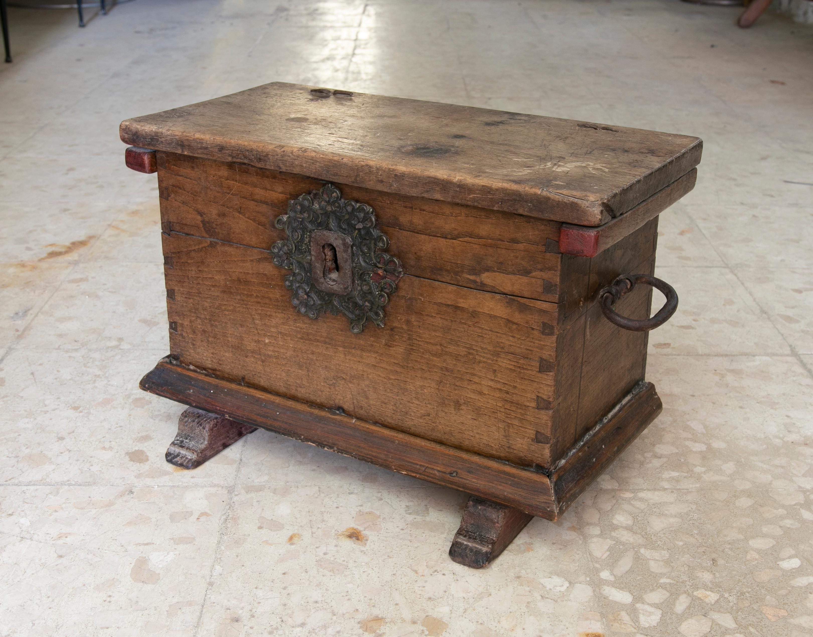 Spanish Wooden Chest with Original Iron Fittings In Good Condition For Sale In Marbella, ES
