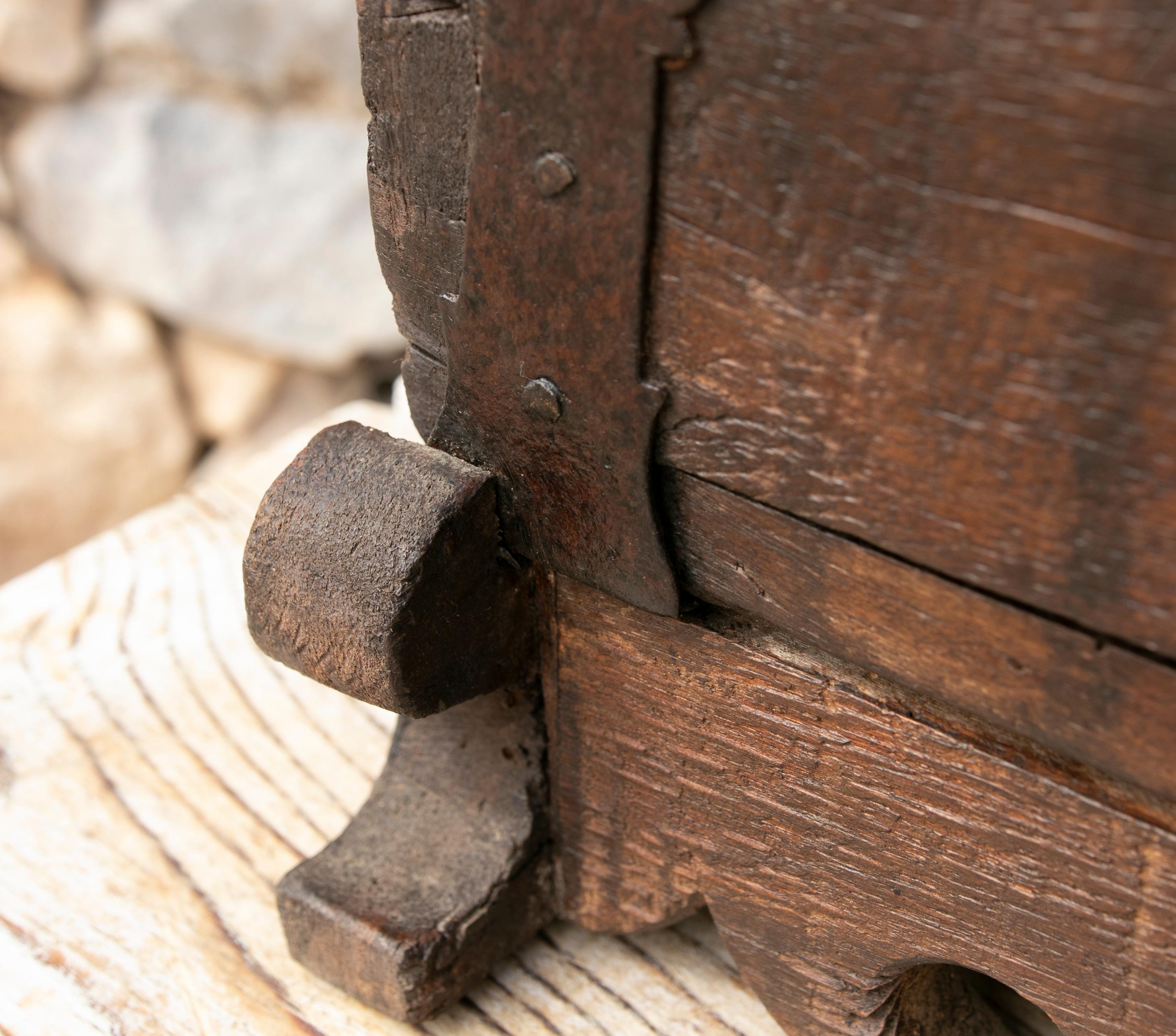 Spanische Holztruhe aus Holz mit Original-Eisenbeschlägen im Angebot 2