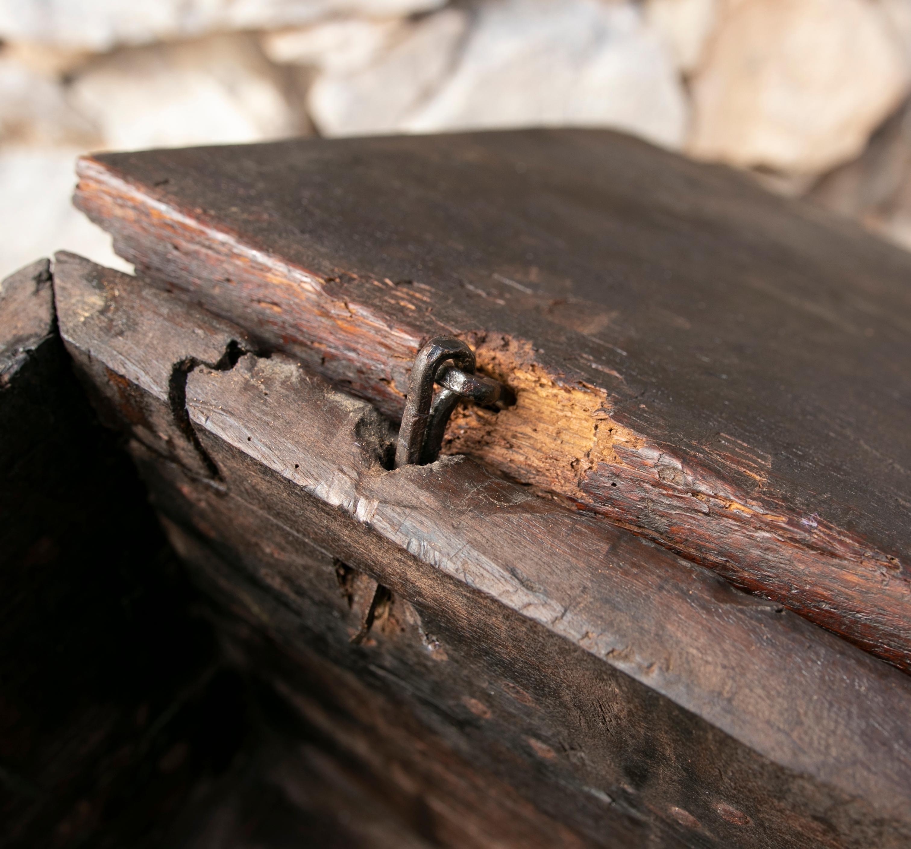 Spanische Holztruhe aus Holz mit Original-Eisenbeschlägen im Angebot 5