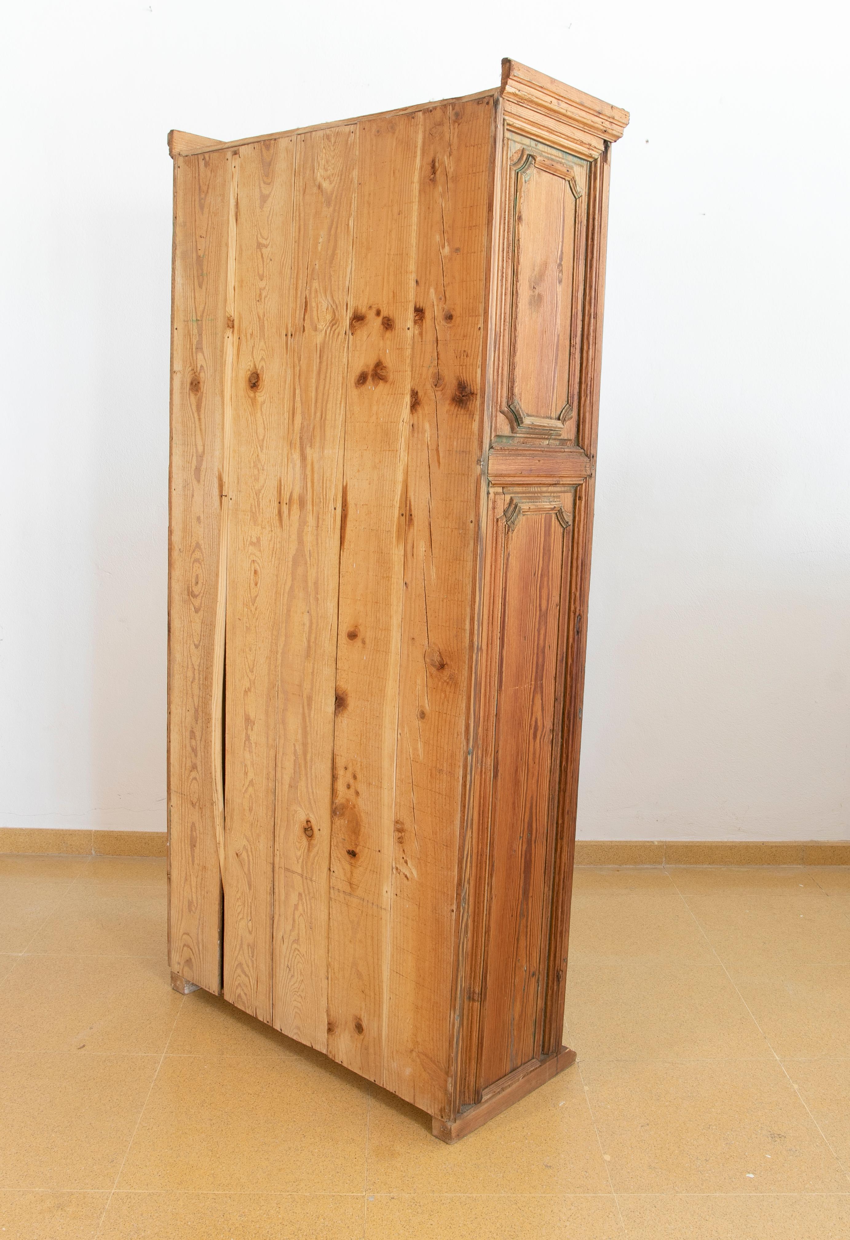 Spanish Wooden Cupboard with Shelves and Lattice Doors In Good Condition For Sale In Marbella, ES