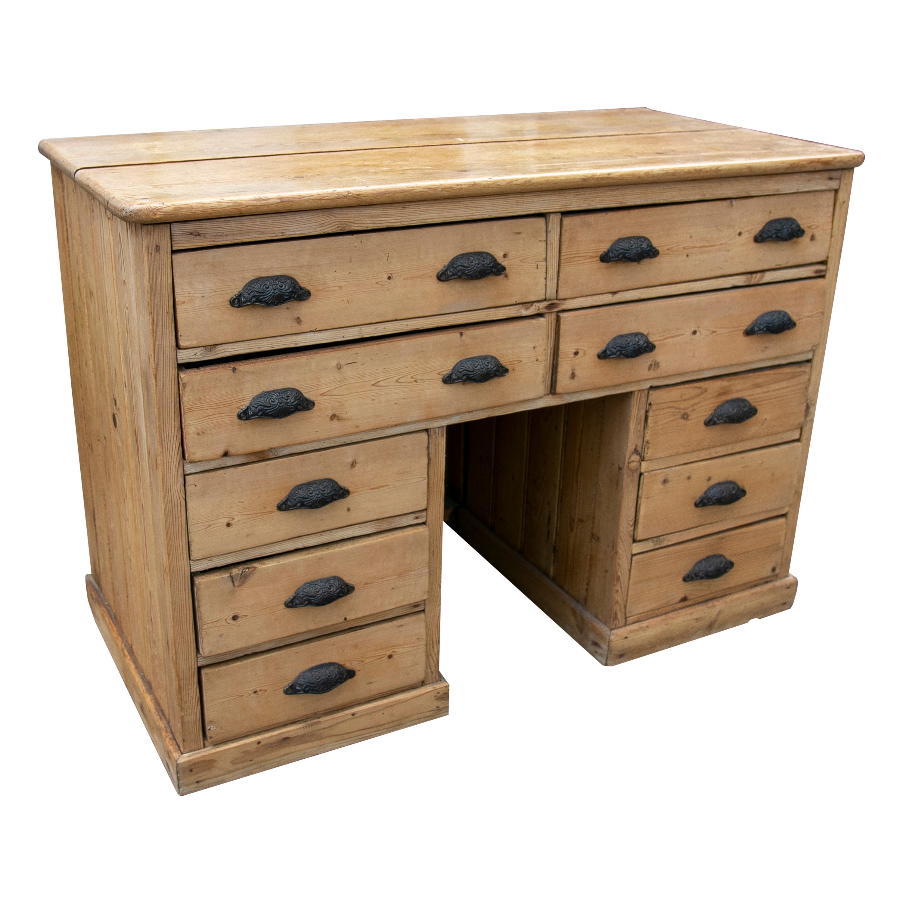 Bureau espagnol en bois avec dix tiroirs et poignes en fer