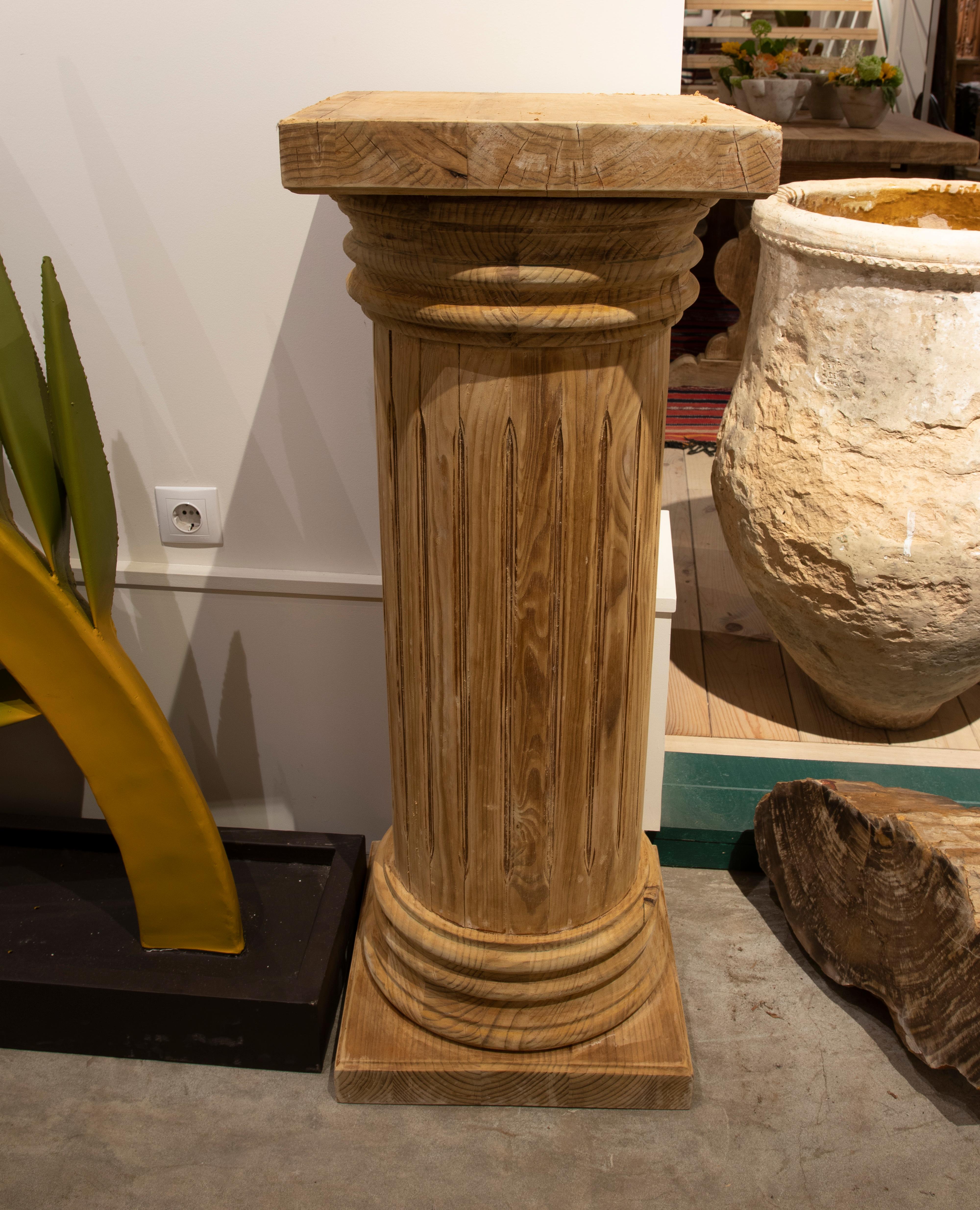 Pareja de pedestales españoles de madera con base, fuste y capitel.