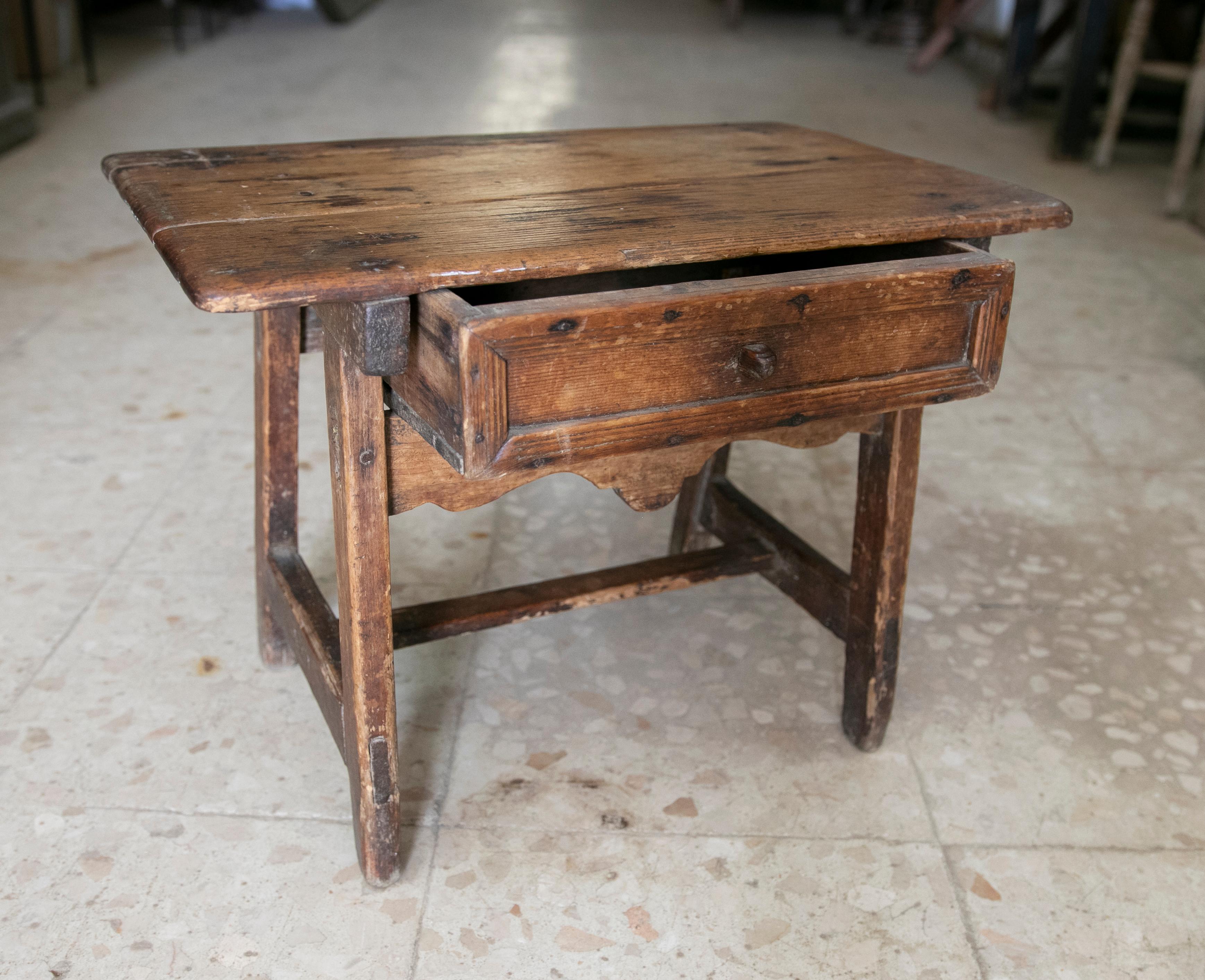 Table basse espagnole en bois avec un tiroir.