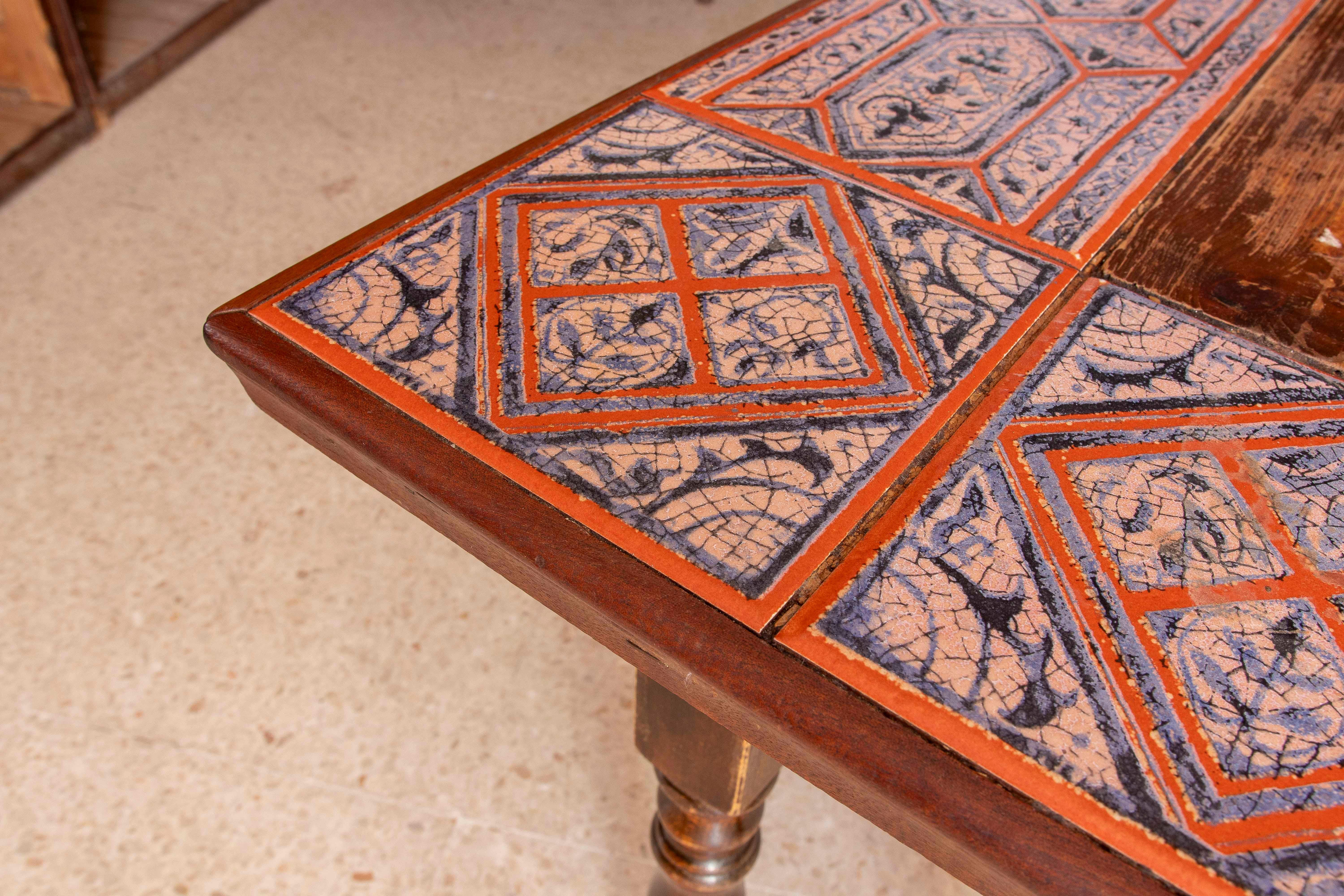 Table espagnole en bois avec pieds tournés et plateau carrelé en vente 5