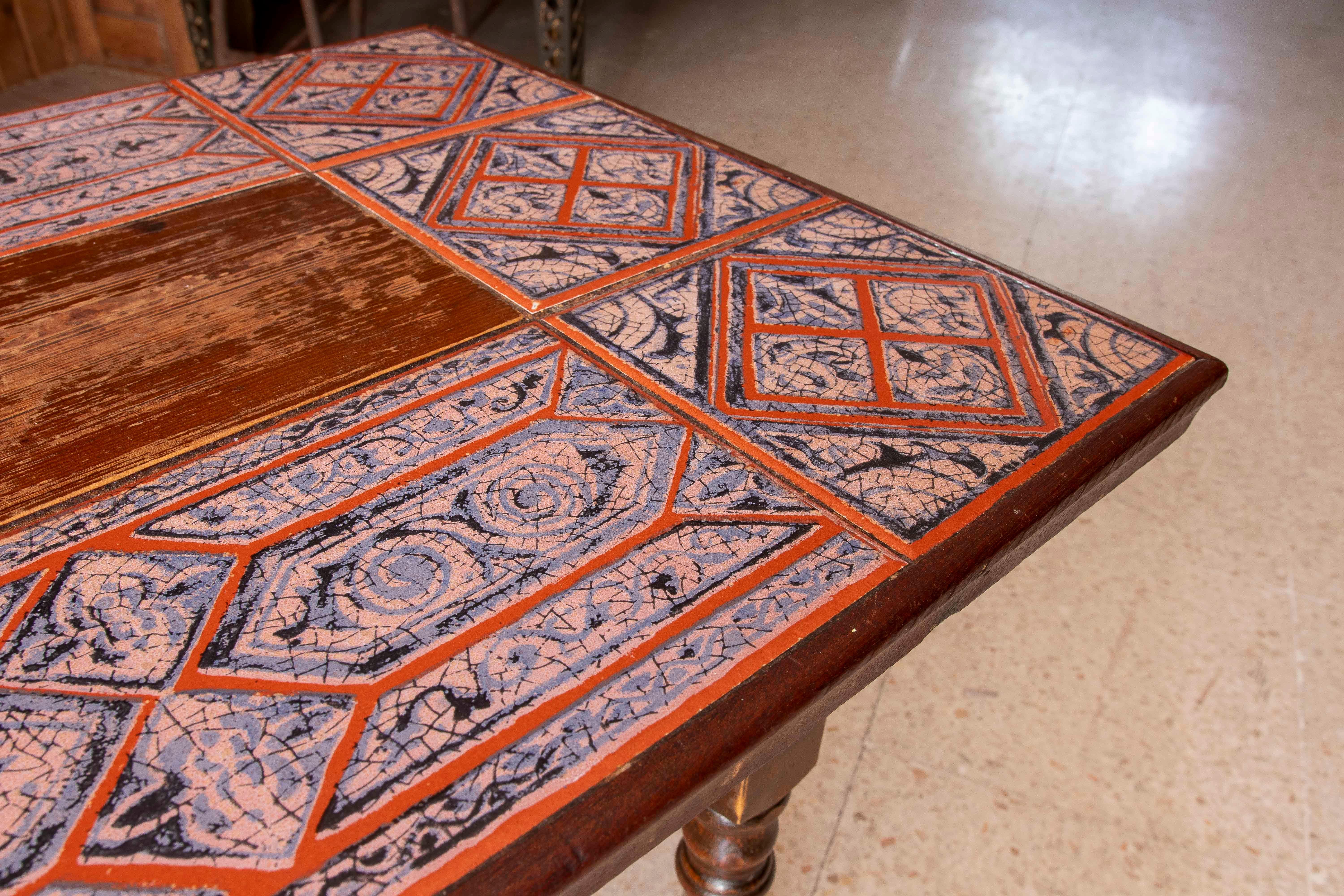 Table espagnole en bois avec pieds tournés et plateau carrelé en vente 6