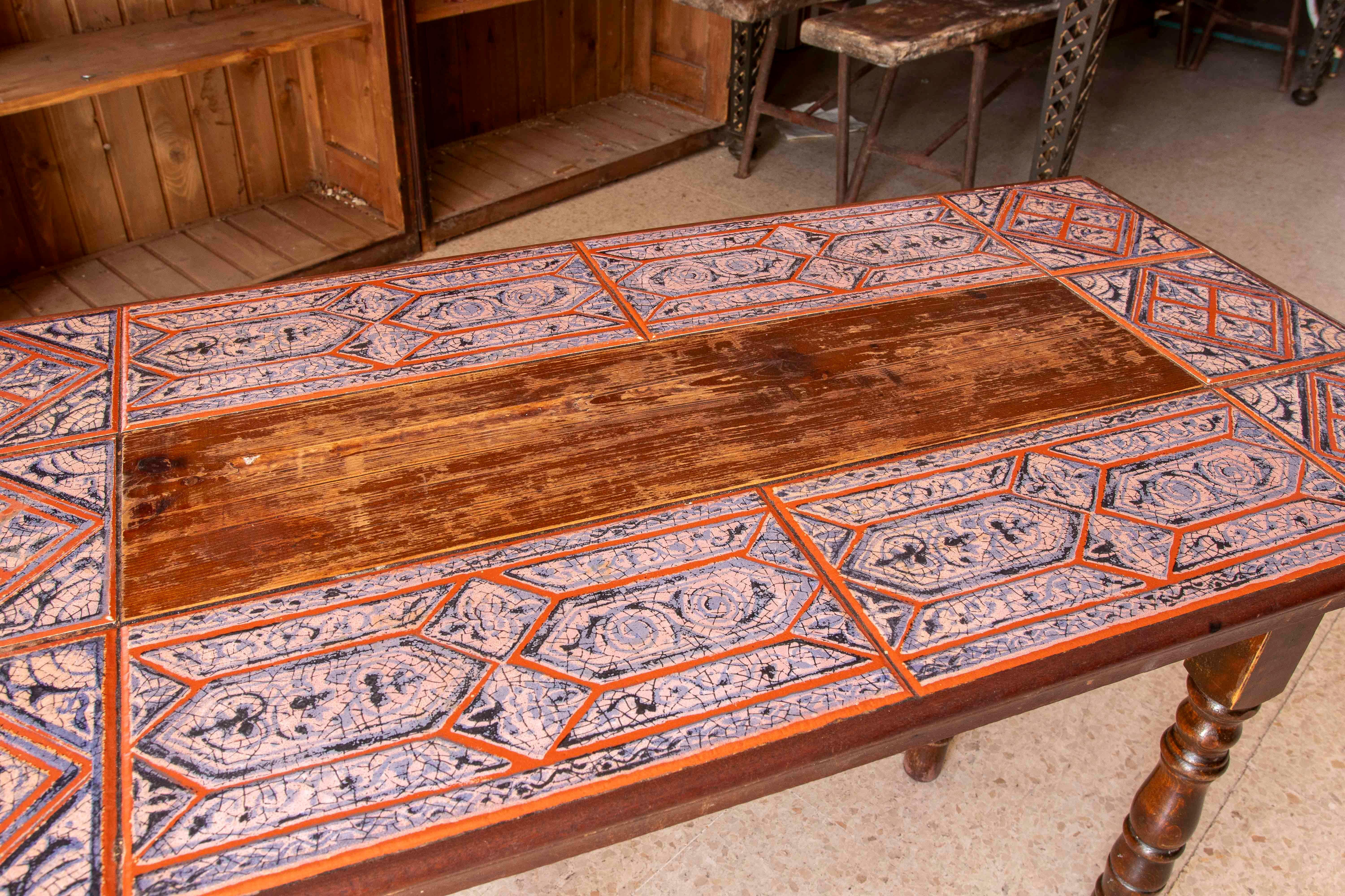 Table espagnole en bois avec pieds tournés et plateau carrelé en vente 7