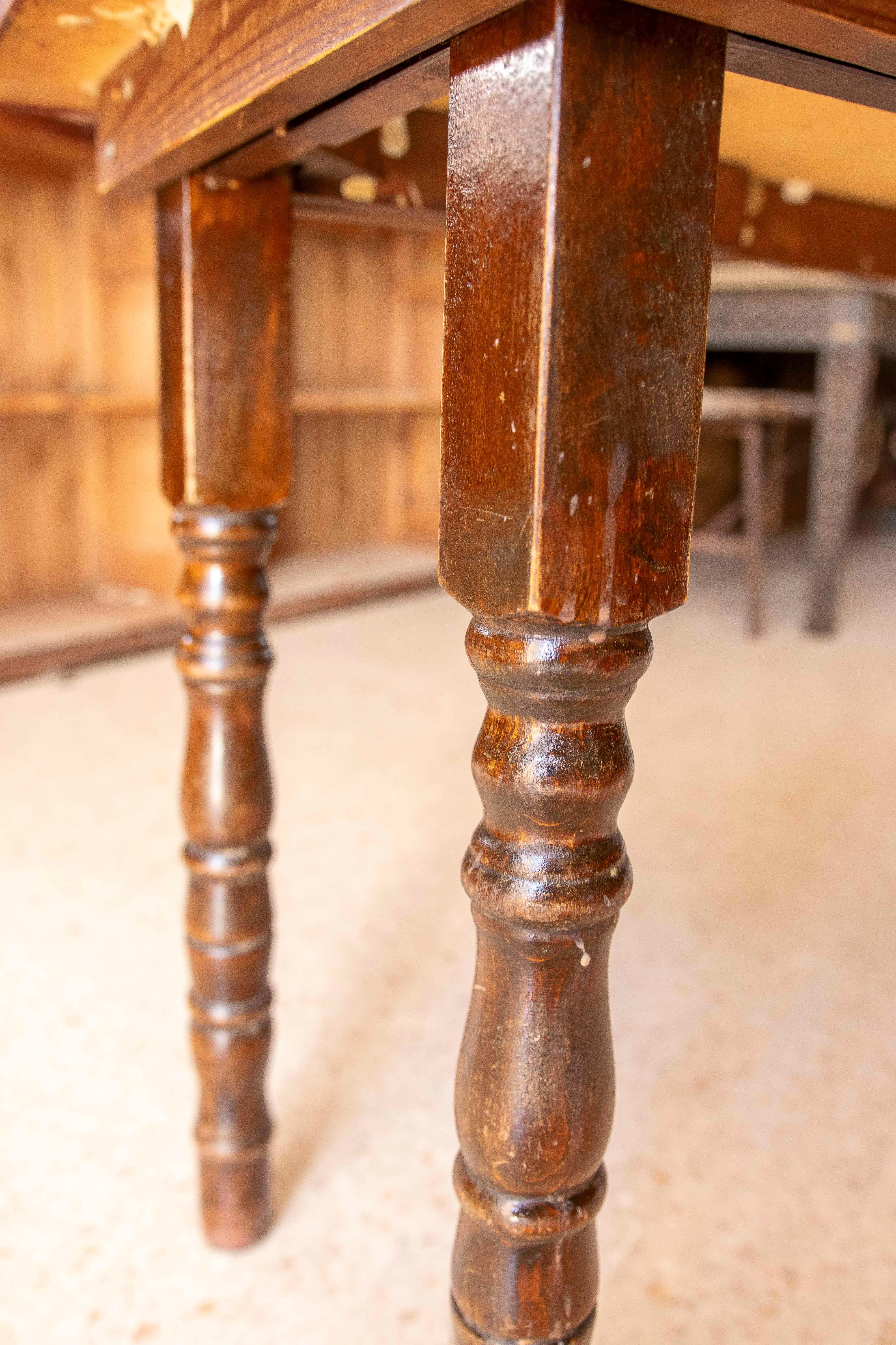Table espagnole en bois avec pieds tournés et plateau carrelé en vente 8