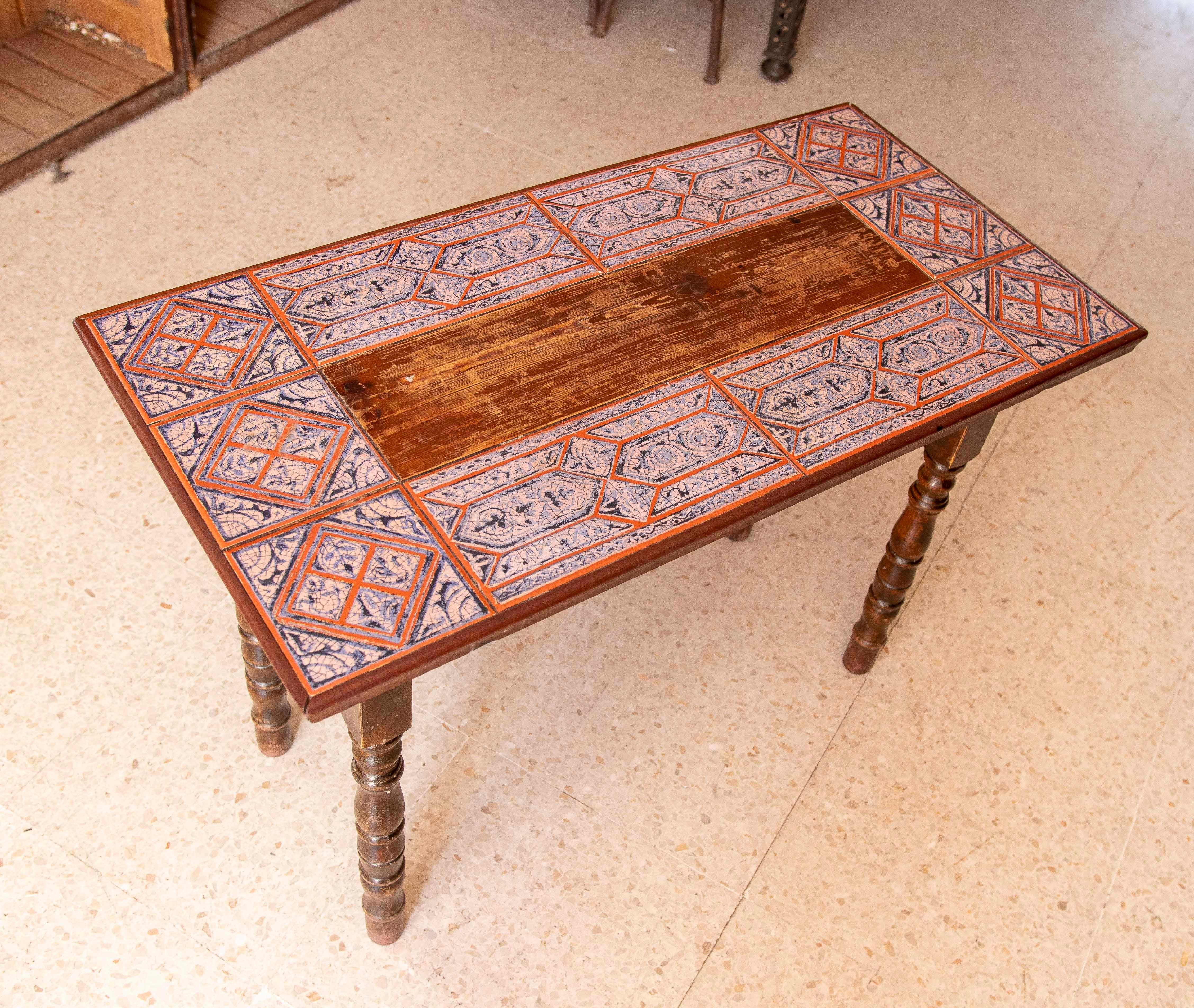 Table espagnole en bois avec pieds tournés et plateau carrelé en vente 10
