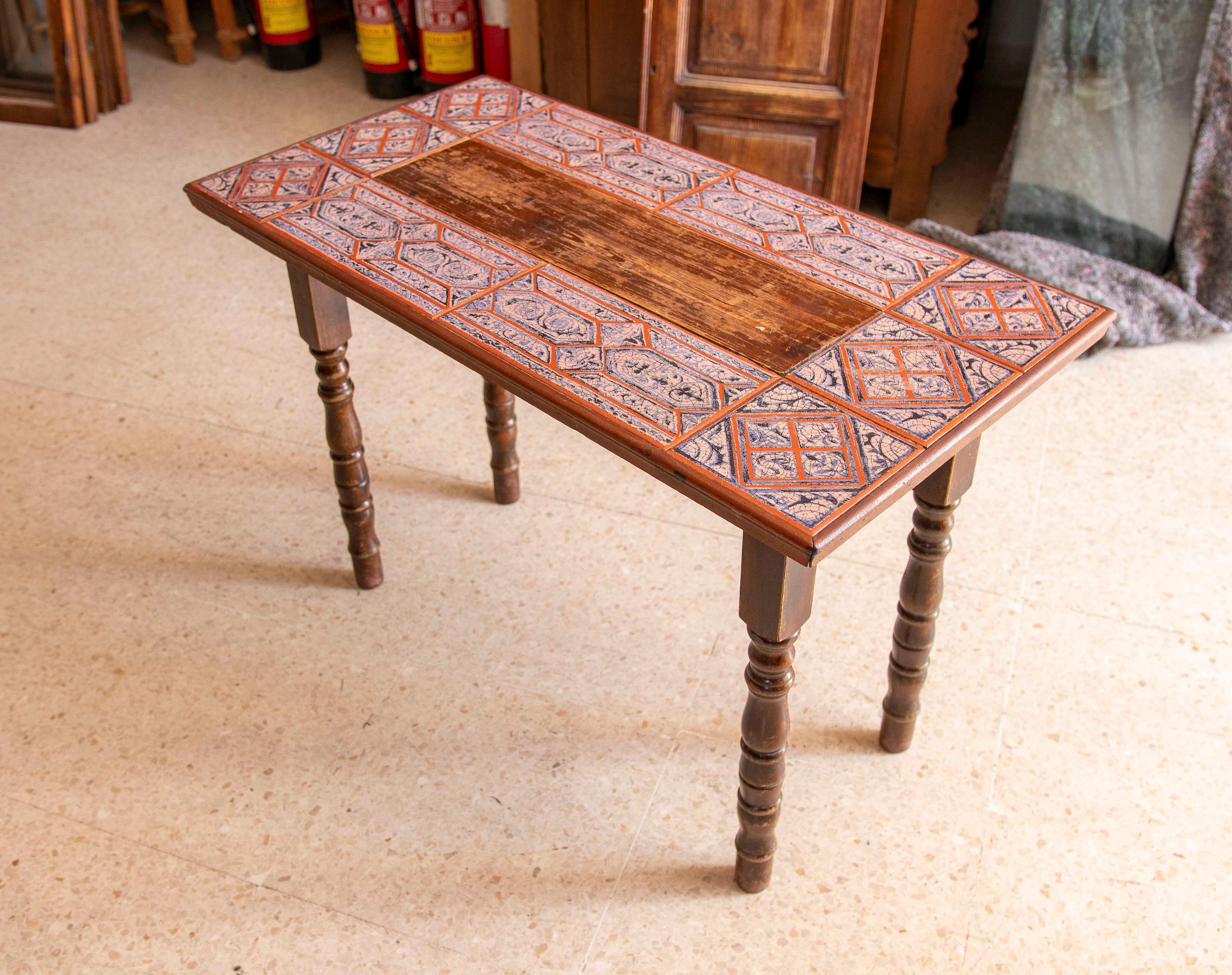 Table espagnole en bois avec pieds tournés et plateau carrelé en vente 11