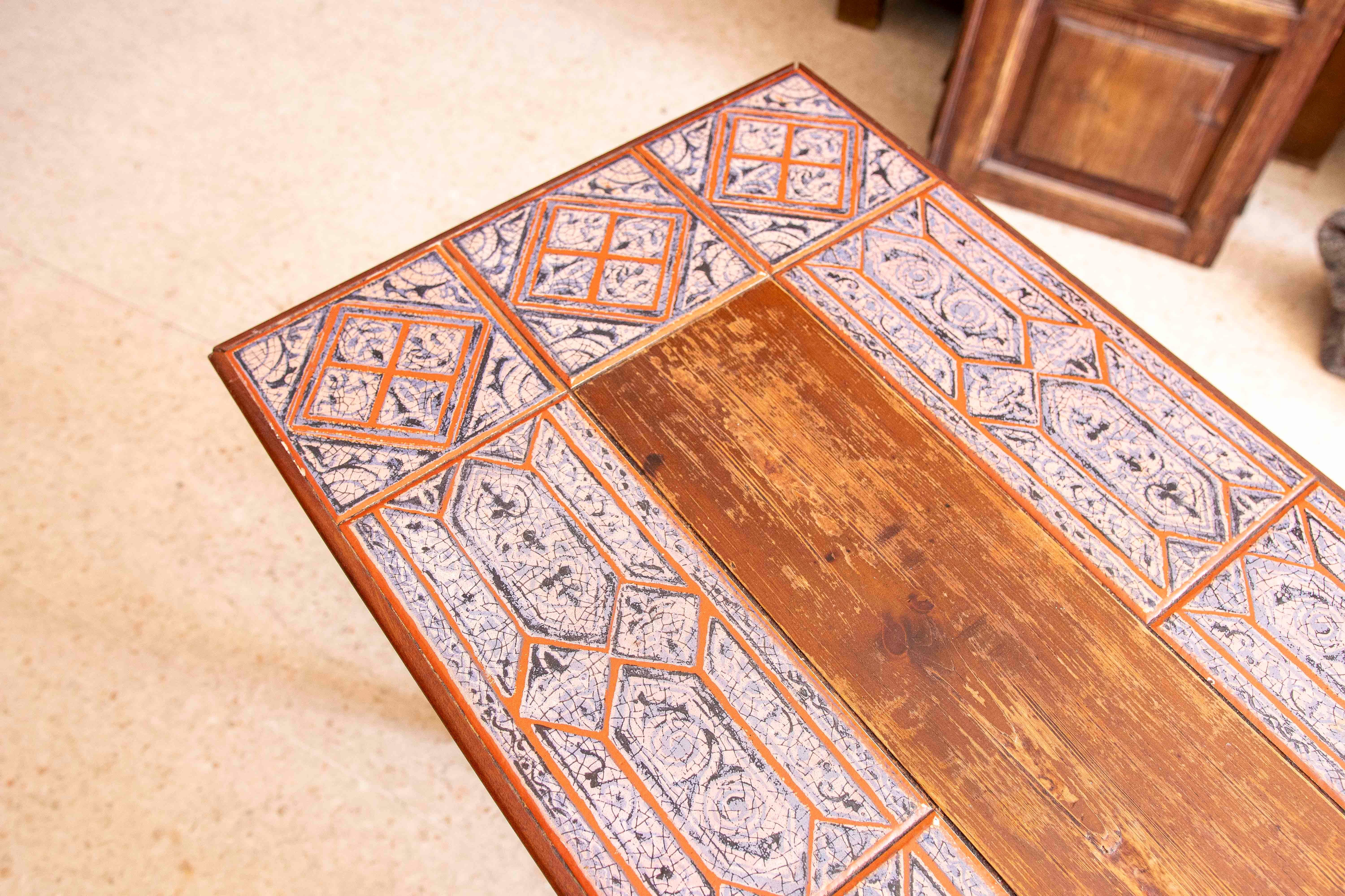 Table espagnole en bois avec pieds tournés et plateau carrelé en vente 12