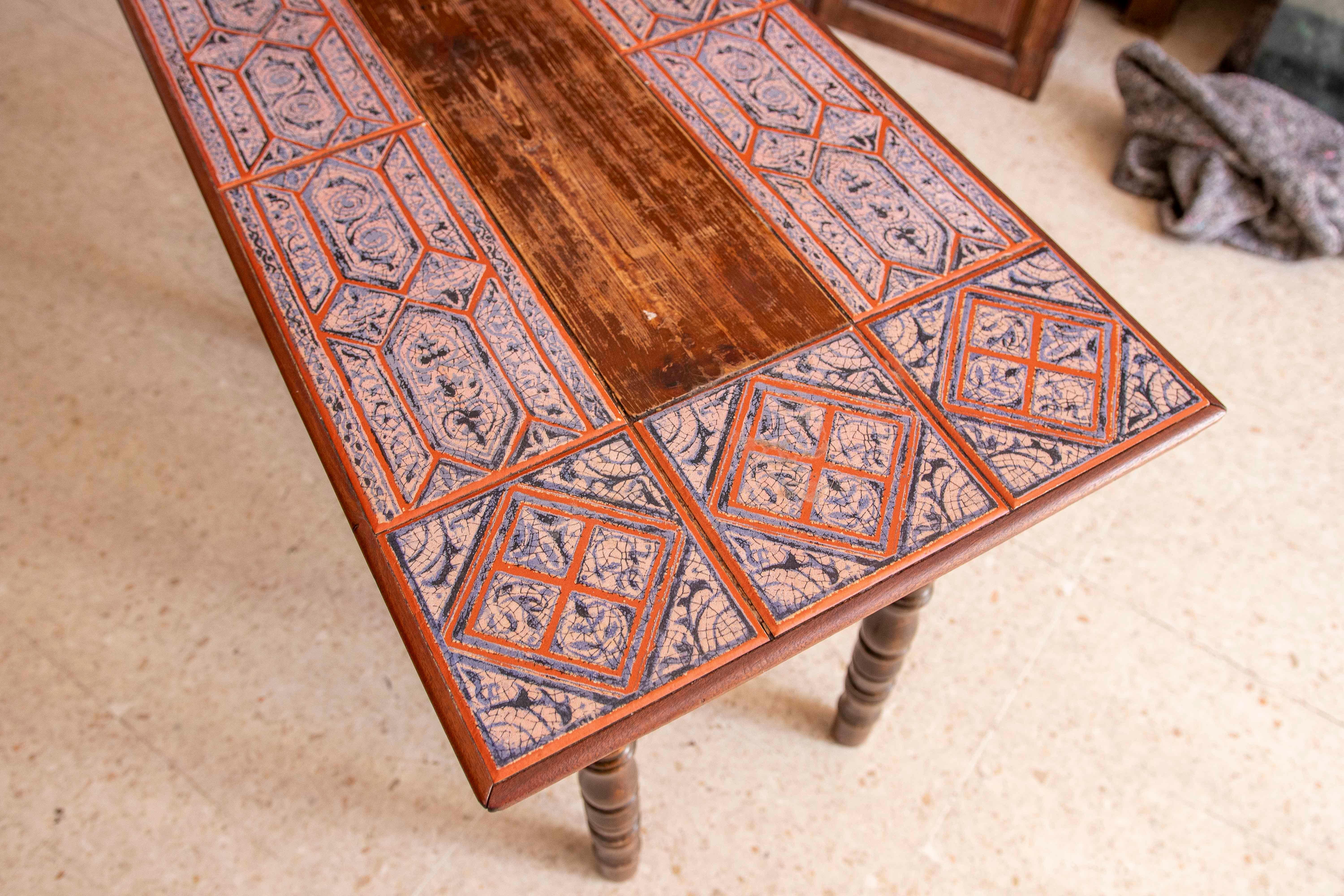 Table espagnole en bois avec pieds tournés et plateau carrelé en vente 13