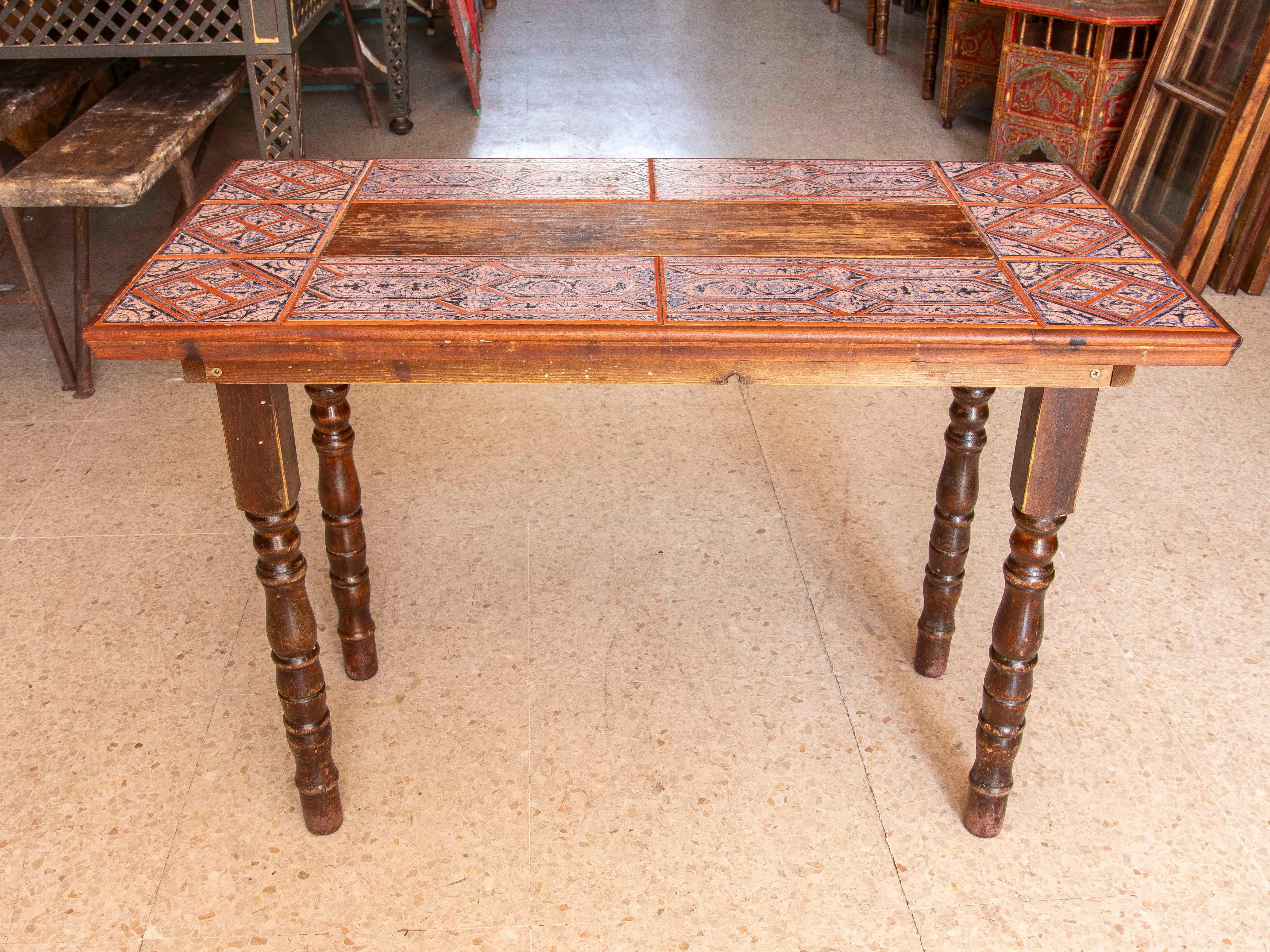 Espagnol Table espagnole en bois avec pieds tournés et plateau carrelé en vente